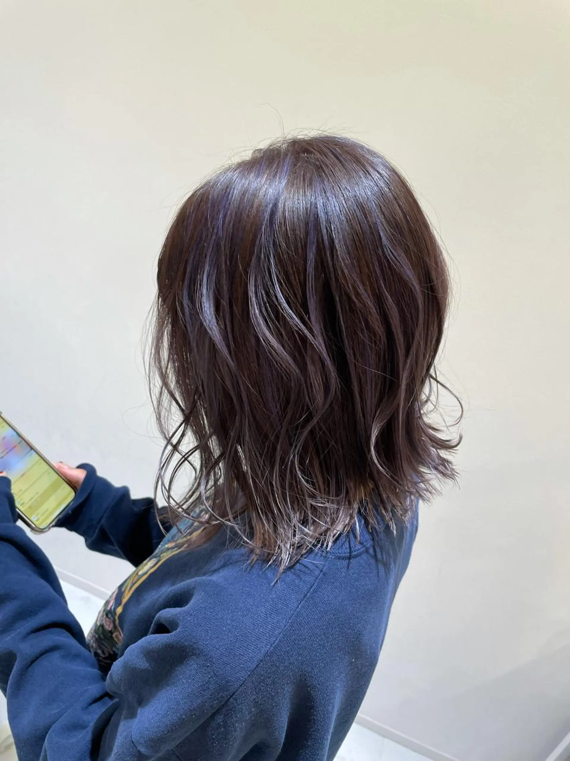 ミディアム カラー ハイライトカラー ラベンダーカラー ハイライト 似合わせスタイル 岡田勇哉のヘアスタイル