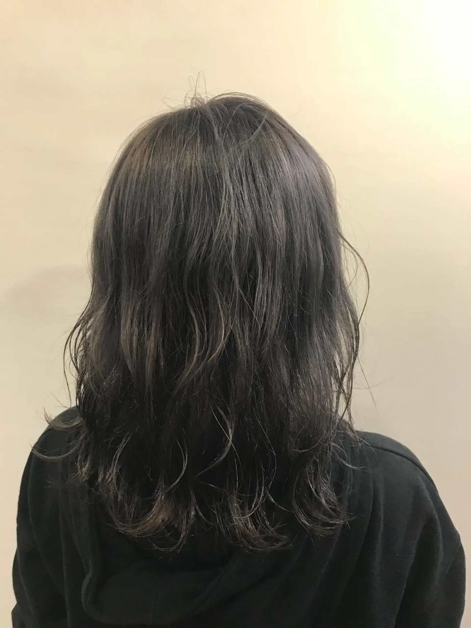 ミディアム カラー ブリーチ グレージュ ヘアカラー トリートメント 平尾 拓也のヘアスタイル