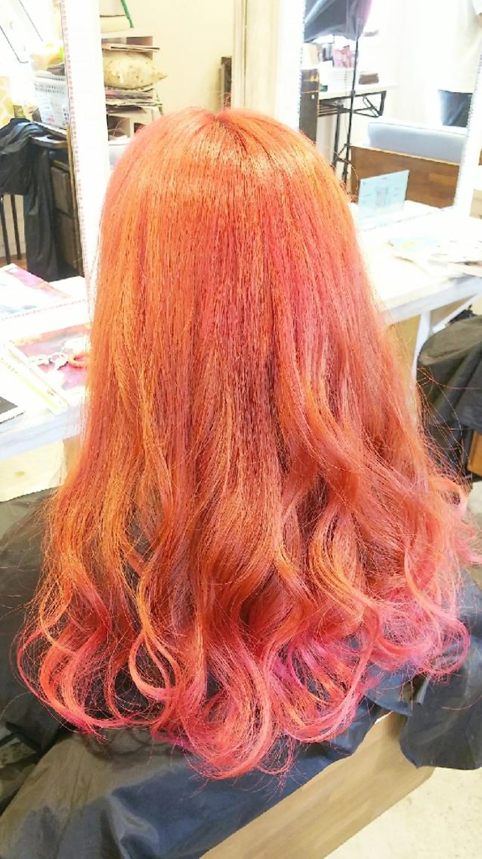 カラー ロング LUXBE GALLERY なんば駅前店所属・ラックスビーギャラリ ー AKICOのヘアスタイル