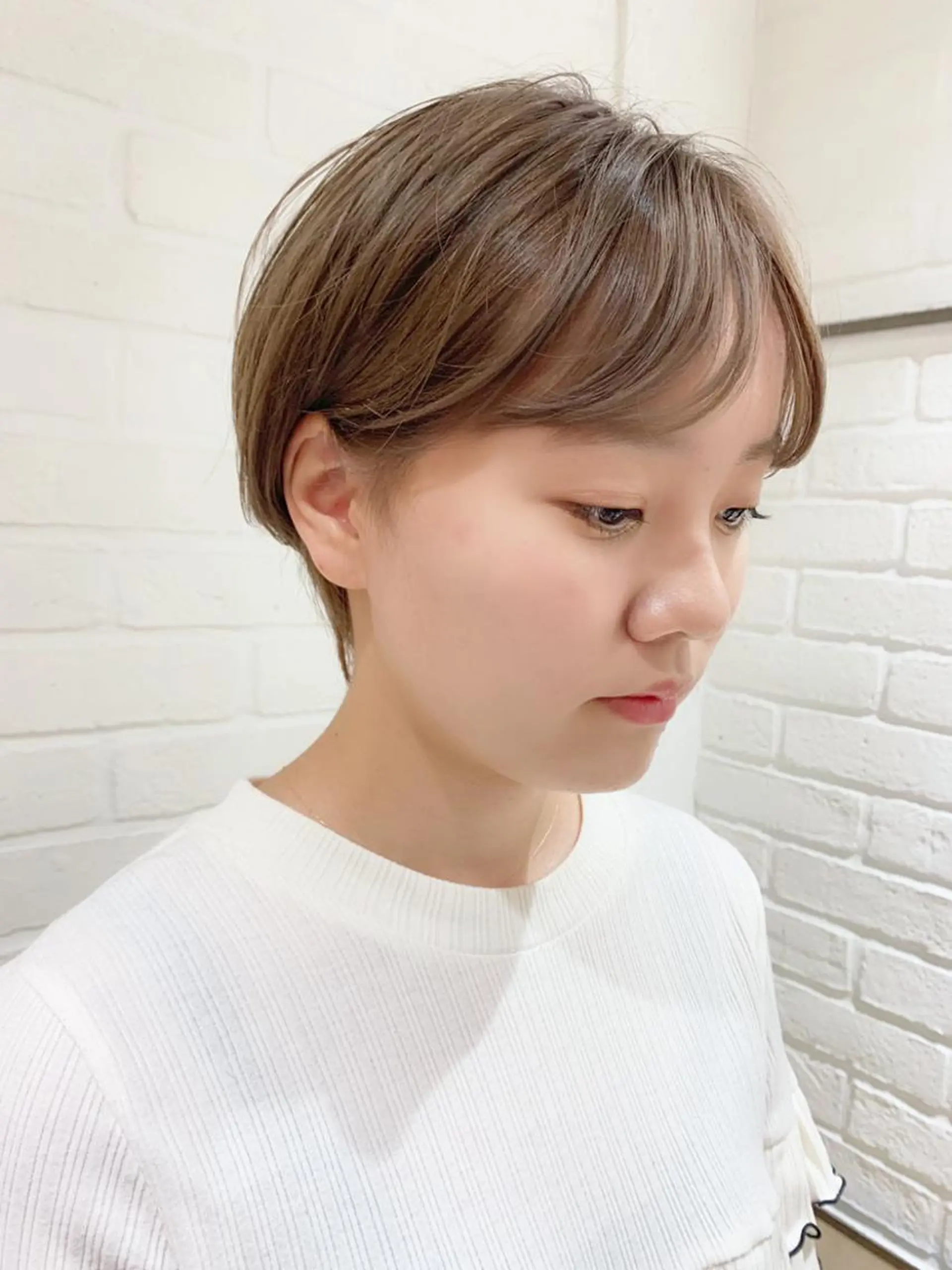 ショート カラー アッシュ ブリーチ イルミナカラー ミルクティーアッシュ Fuuu《フゥ》所属・シノザキ シンゴのヘアスタイル