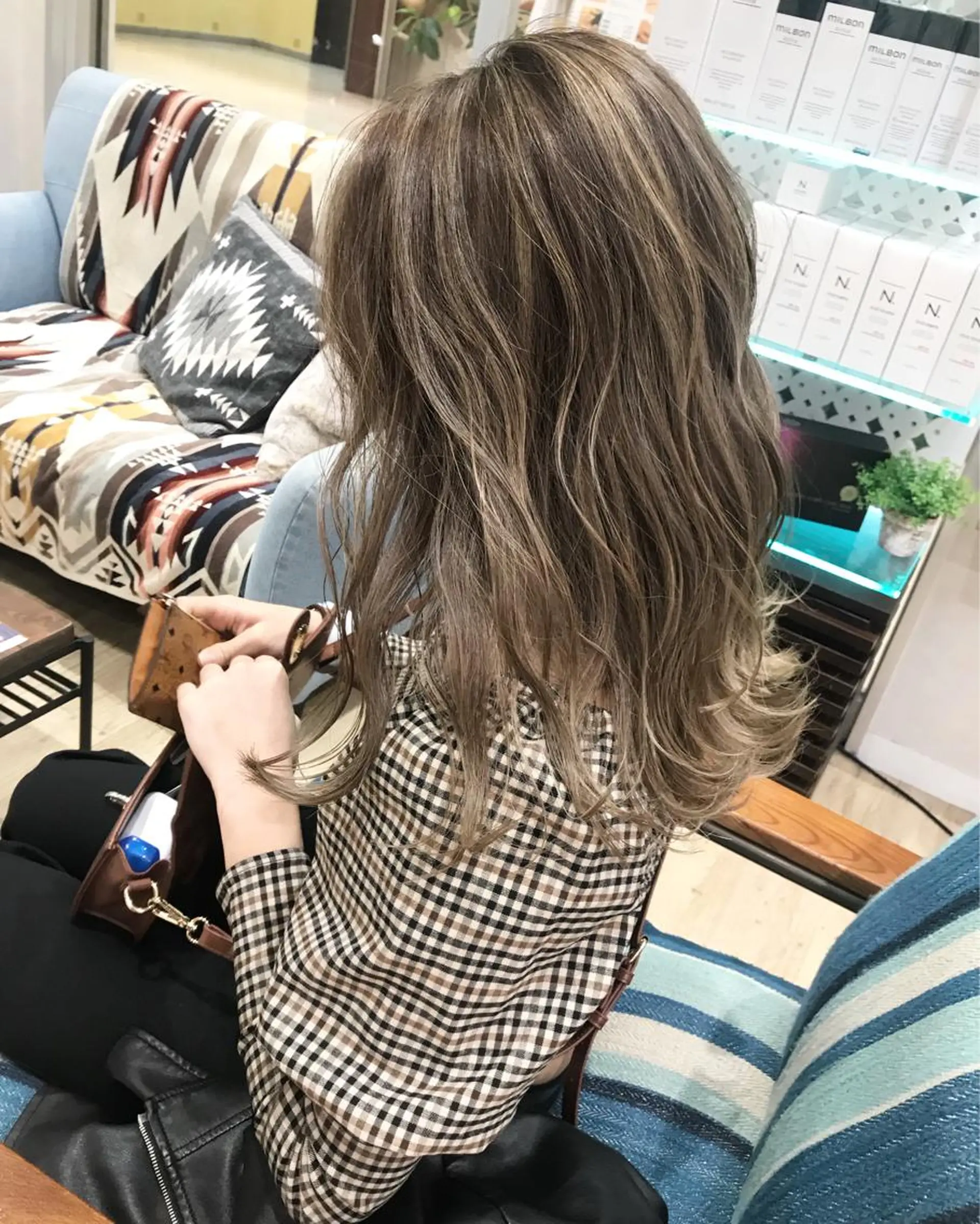 セミロング カラー 透明感カラー ハイライトカラー ハイライト カット ヘアカラー トリートメント ブリーチカラーレイヤ ーカット🦋annaのヘアスタイル