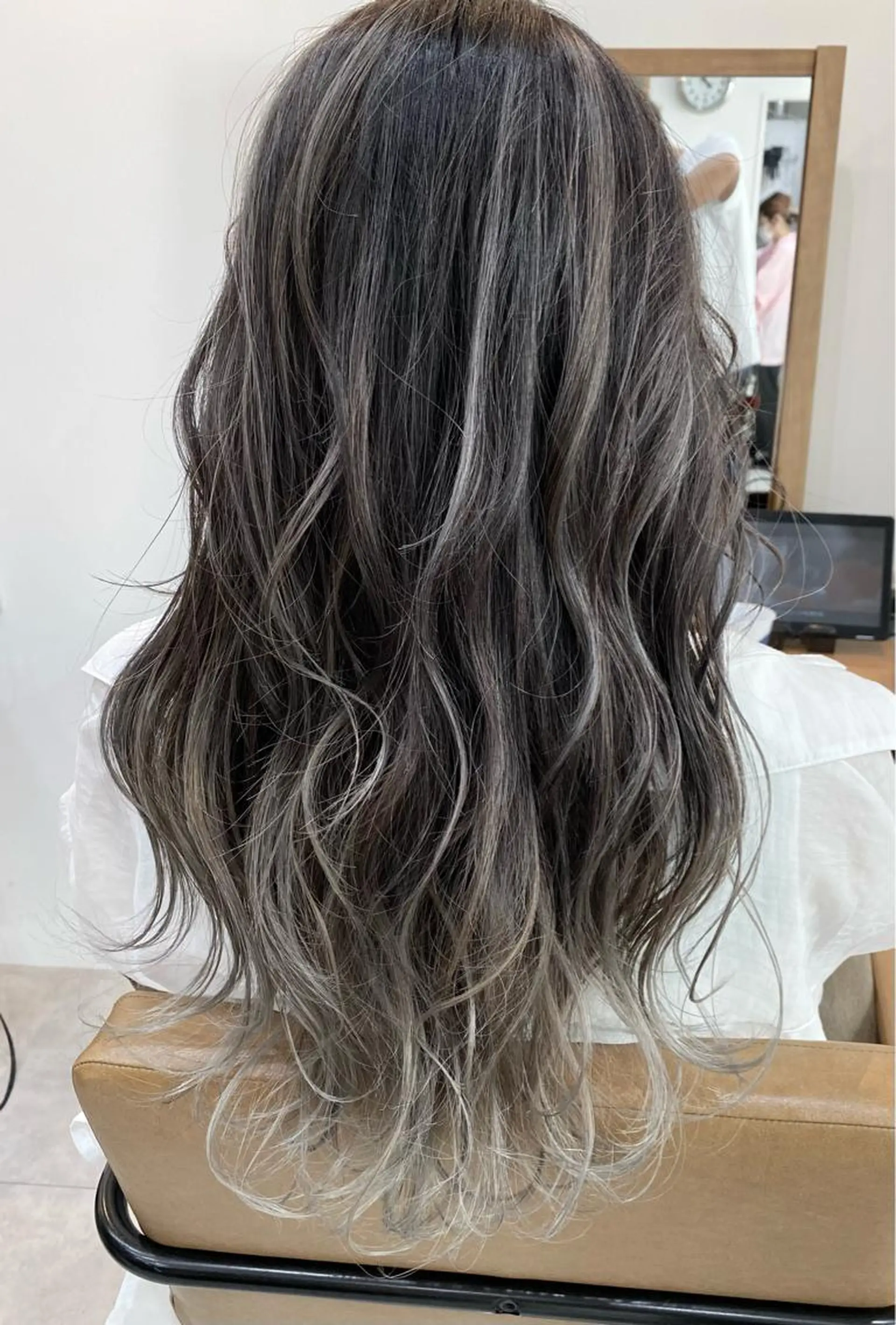 ロング カラー アディクシーカラー バレイヤージュ ハイライトカラー シルバー ハイライト ヘアカラー トリートメント 木下大地 HAIR  Oneのヘアスタイル