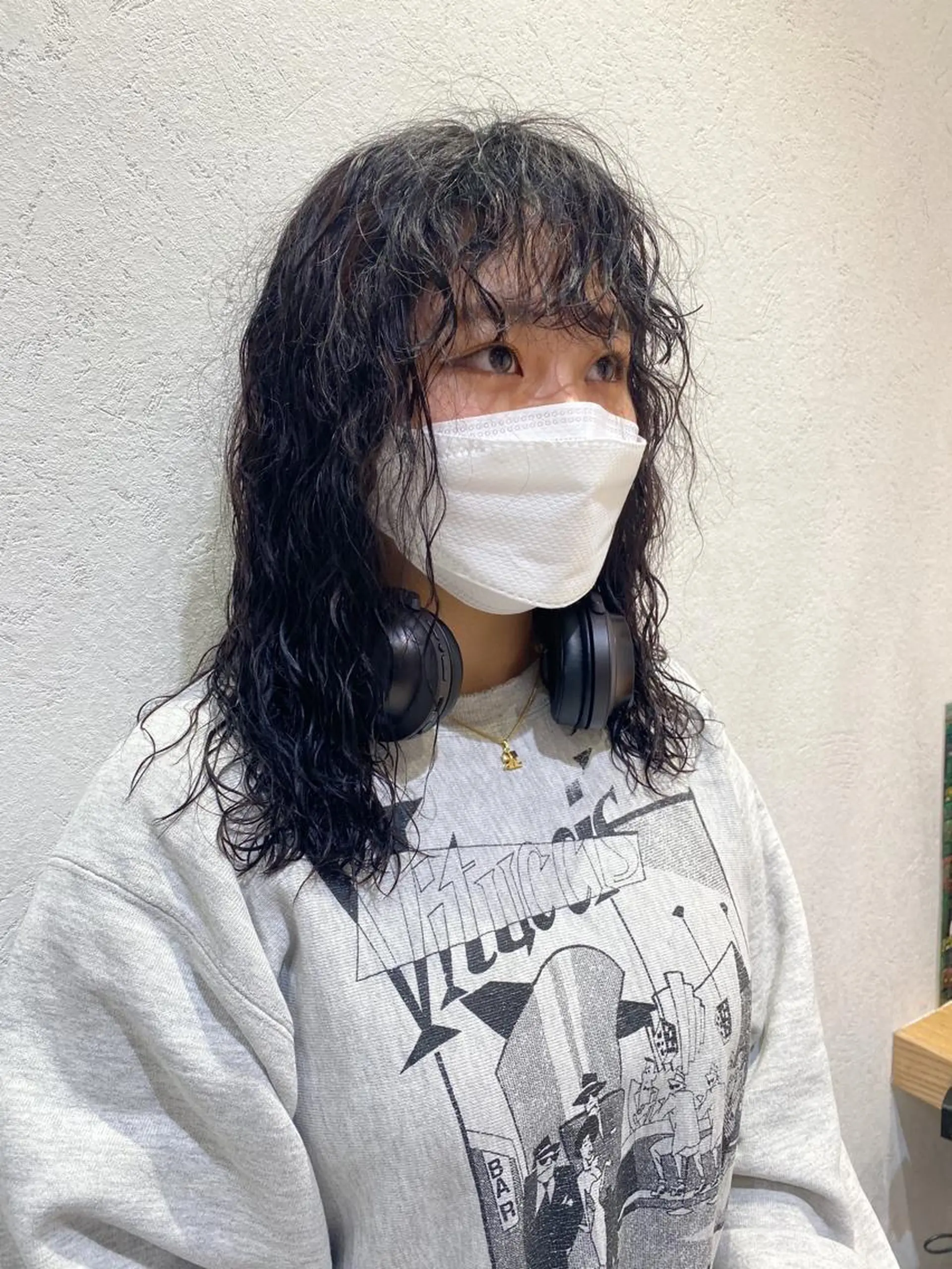 セミロング カラー パーマ ヘアアレンジ セミロングパーマ 黒髪 ブルーカラー ブルーブラック ヘアカラー パーマ パーマ指名No1 /namiのヘアスタイル