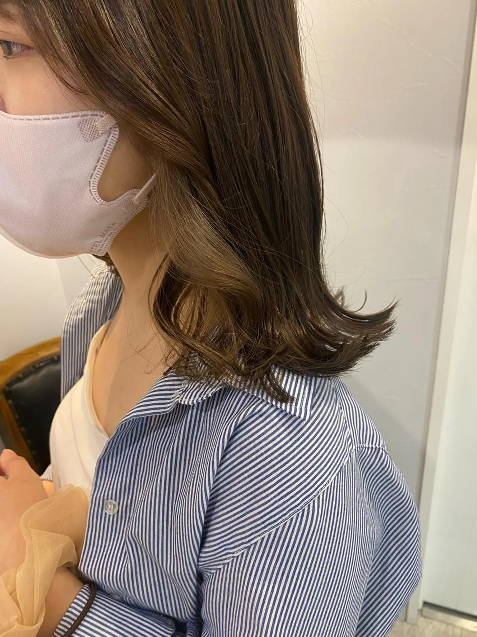 ミディアム カラー ベージュカラー イヤリングカラー ミルクティーベージュ カット ヘアカラー トリートメント 西村 美羽のヘアスタイル