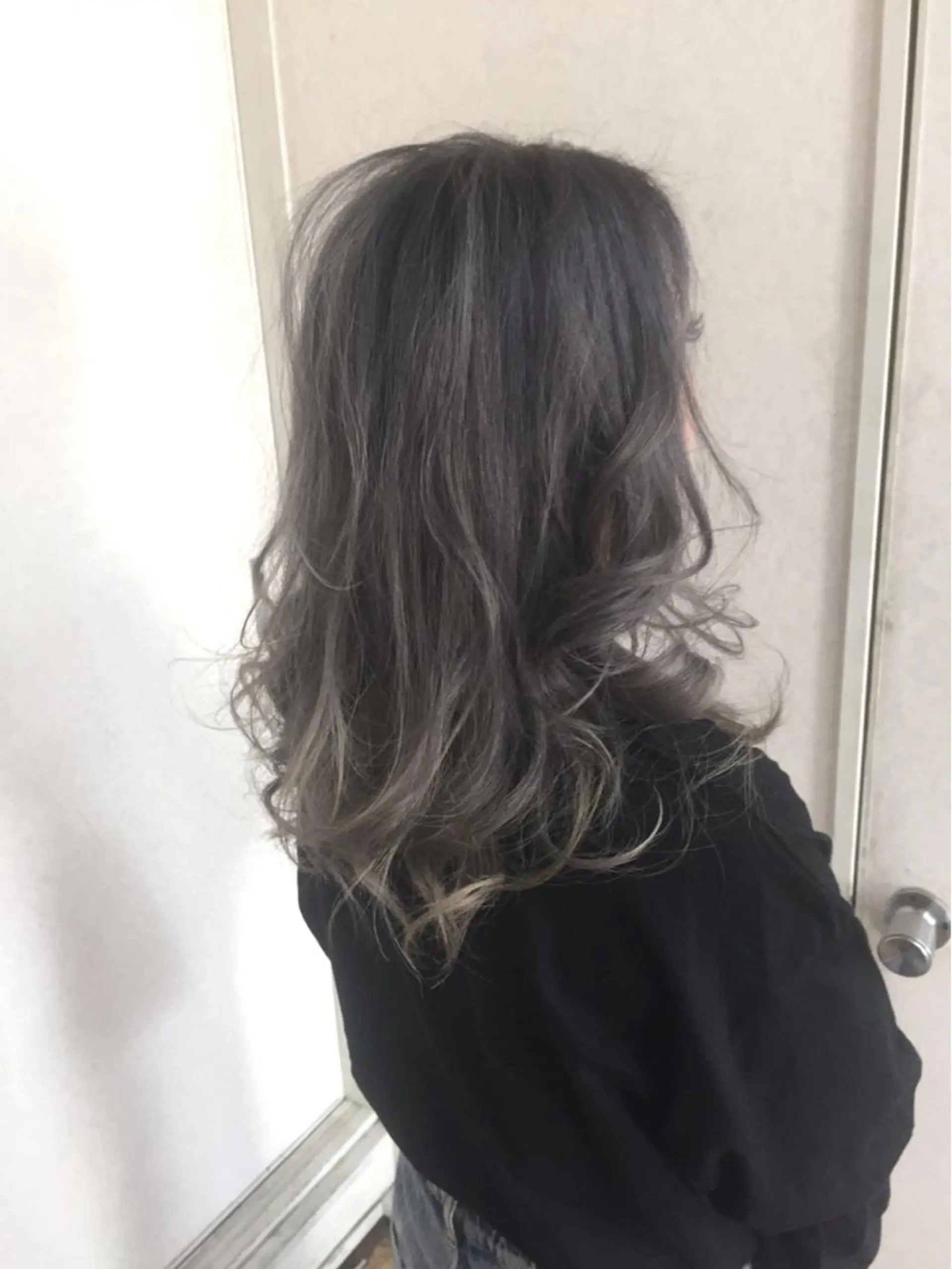 セミロング カラー ヘアアレンジ アッシュ ブリーチ 透明感カラー シルバー シルバーアッシュ ヘアカラー トリートメント BOB所属・三輪 太一のヘアスタイル