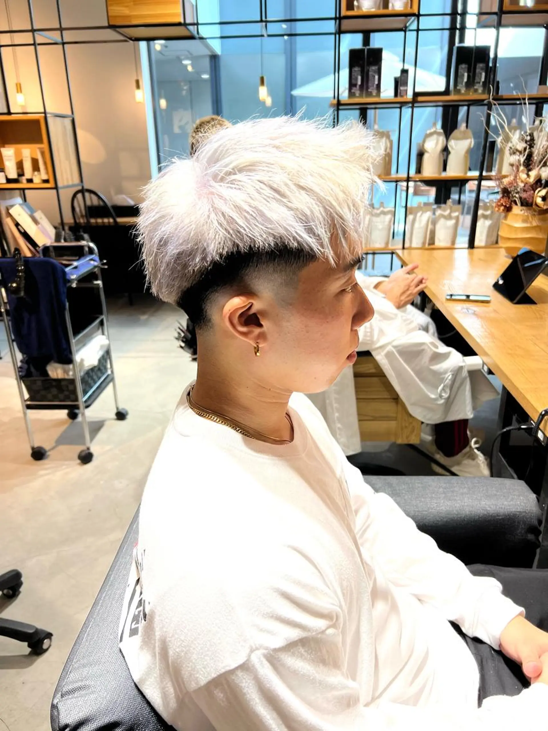 カラー メンズ フェードカット スキンフェード シルバー ホワイトシルバー カット ヘアカラー トリートメント メンズ専門　井藤 雅也のヘアスタイル
