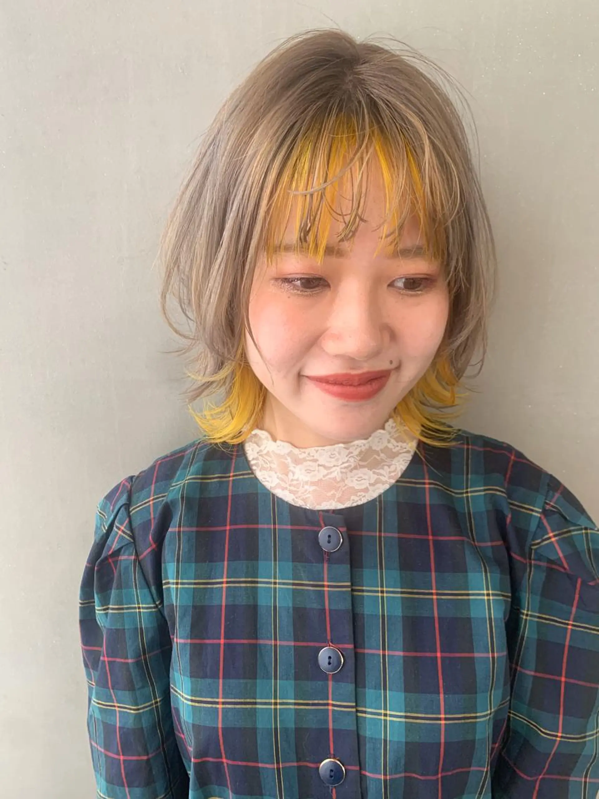 ミディアム カラー パーマ ヘアアレンジ メンズ キッズ ネイル マツエク・マツパ メンズインナーカラー メンズウルフカット ベージュカラー インナーカラー ホワイトベージュ SALOWIN梅田茶屋町店所属・ウルフレイヤーカット /チヒロのヘアスタイル