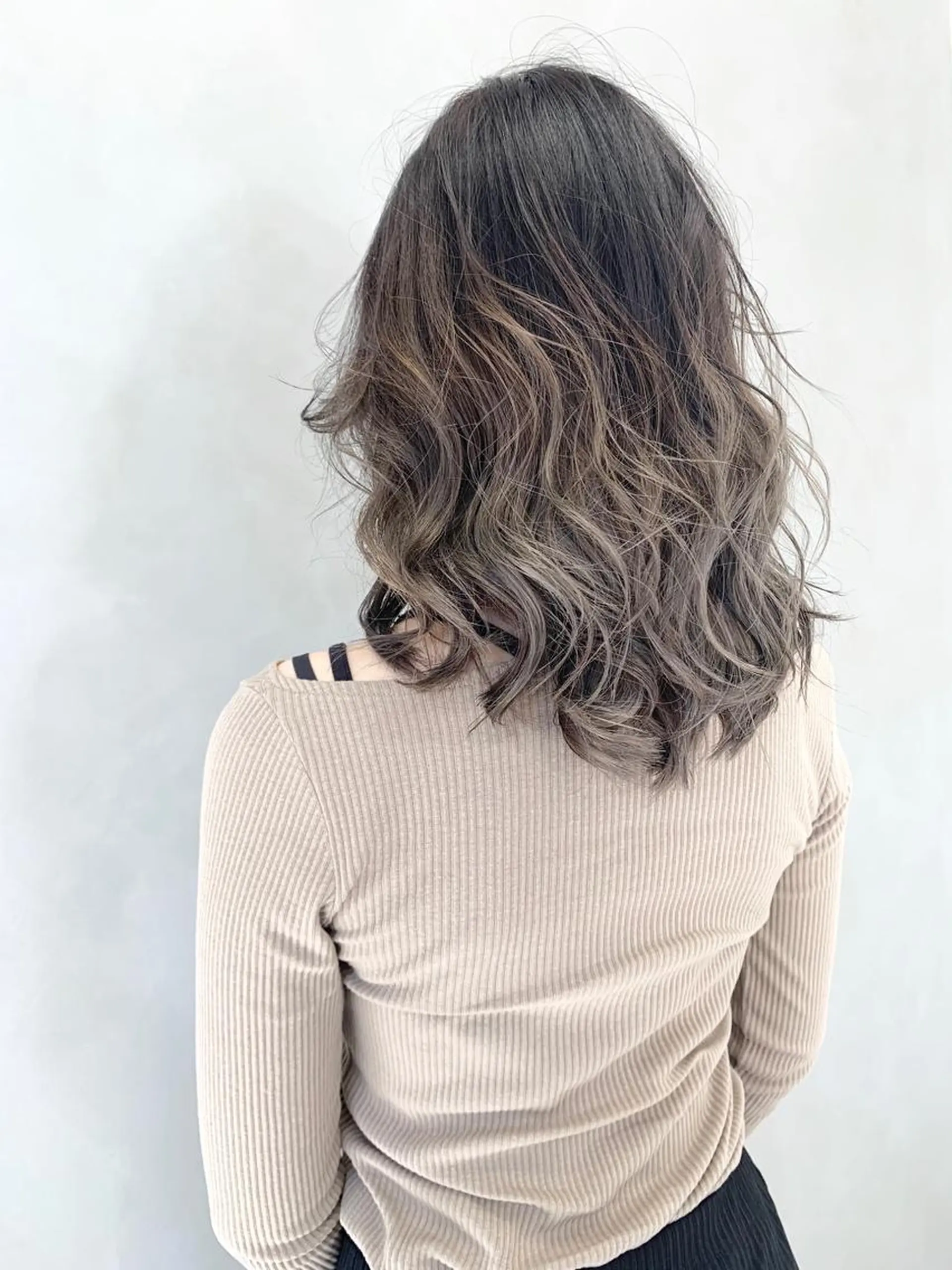 ミディアム カラー ブリーチ グラデーションカラー グレージュ ヘアカラー 💈平島 拓也💈のヘアスタイル