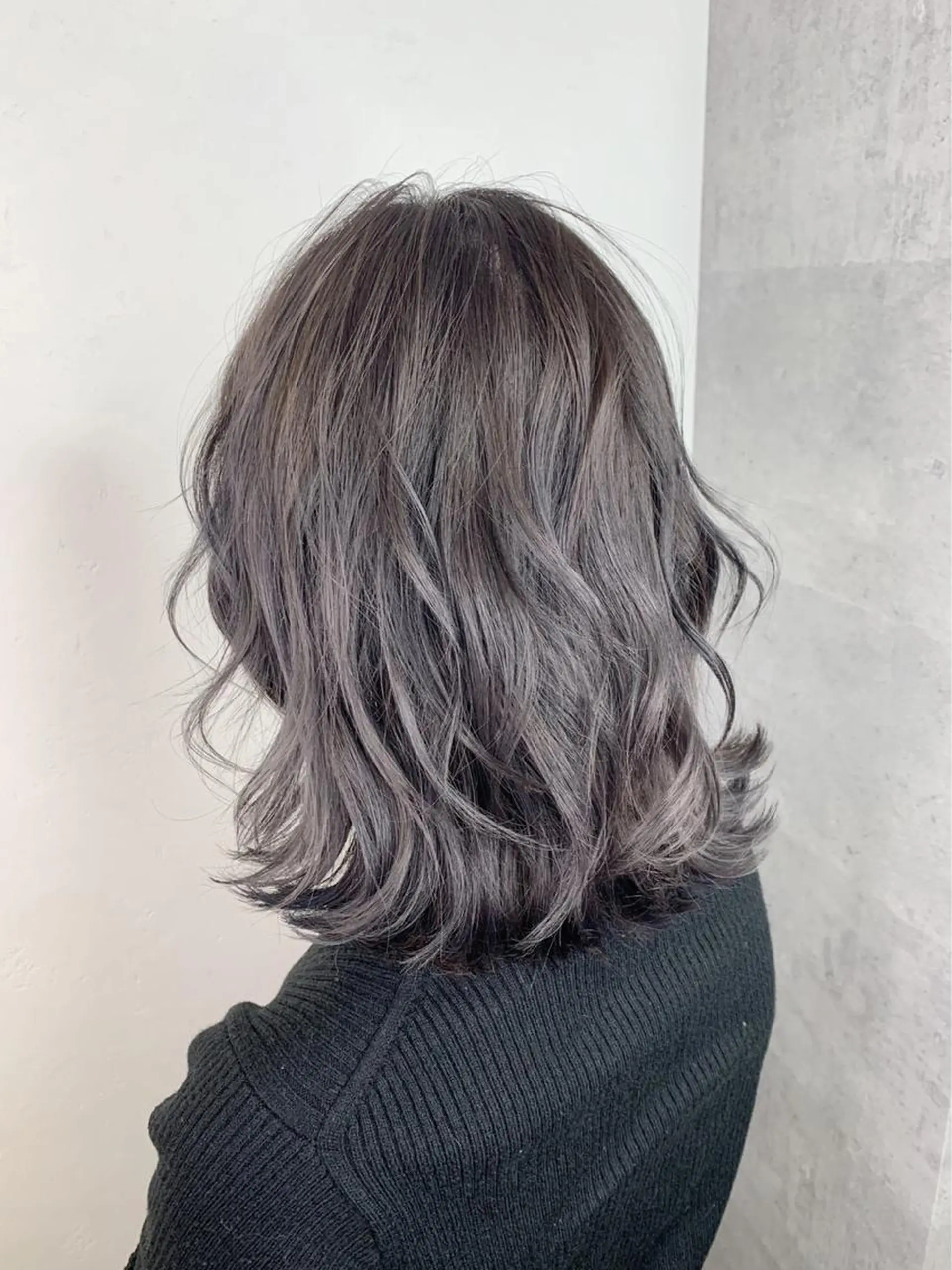 ミディアム カラー _WHITE 高槻のヘアスタイル