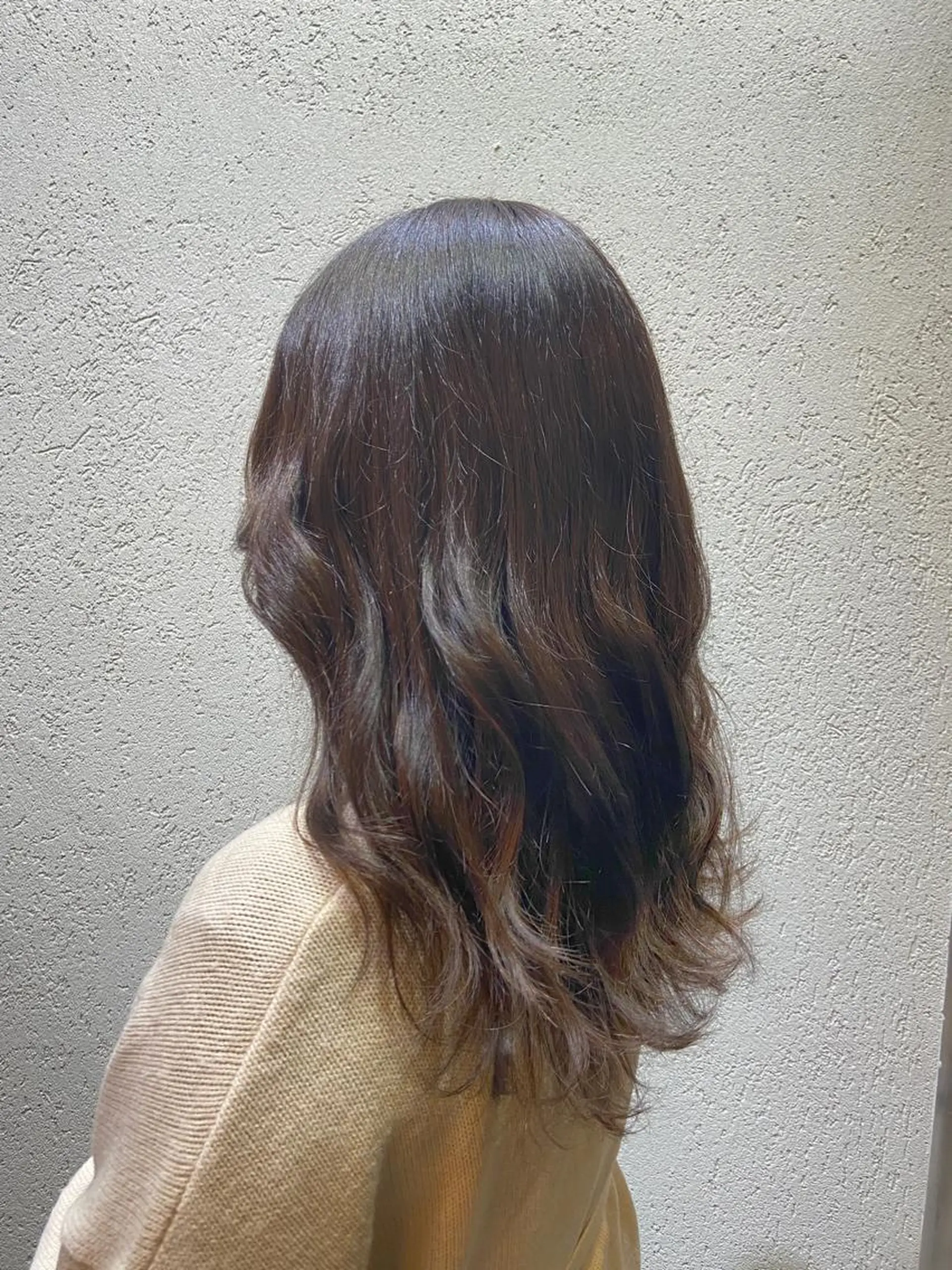 ロング カラー グレージュ ノイシキ サキのヘアスタイル