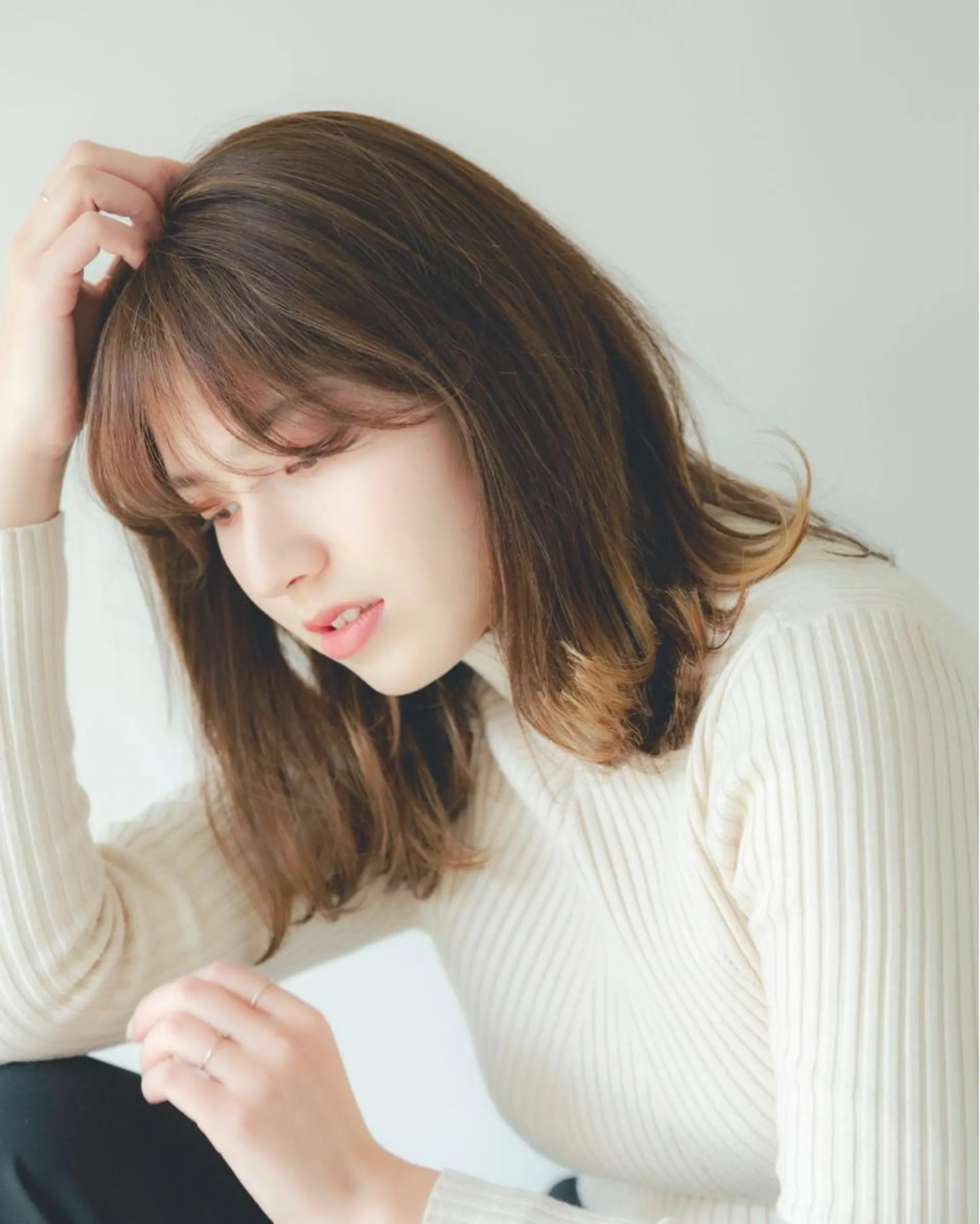 ミディアム カラー アッシュ ベージュカラー 透明感カラー デザインカラー ハイライトカラー 太田ありさ クリーミーヘアカラーのヘアスタイル