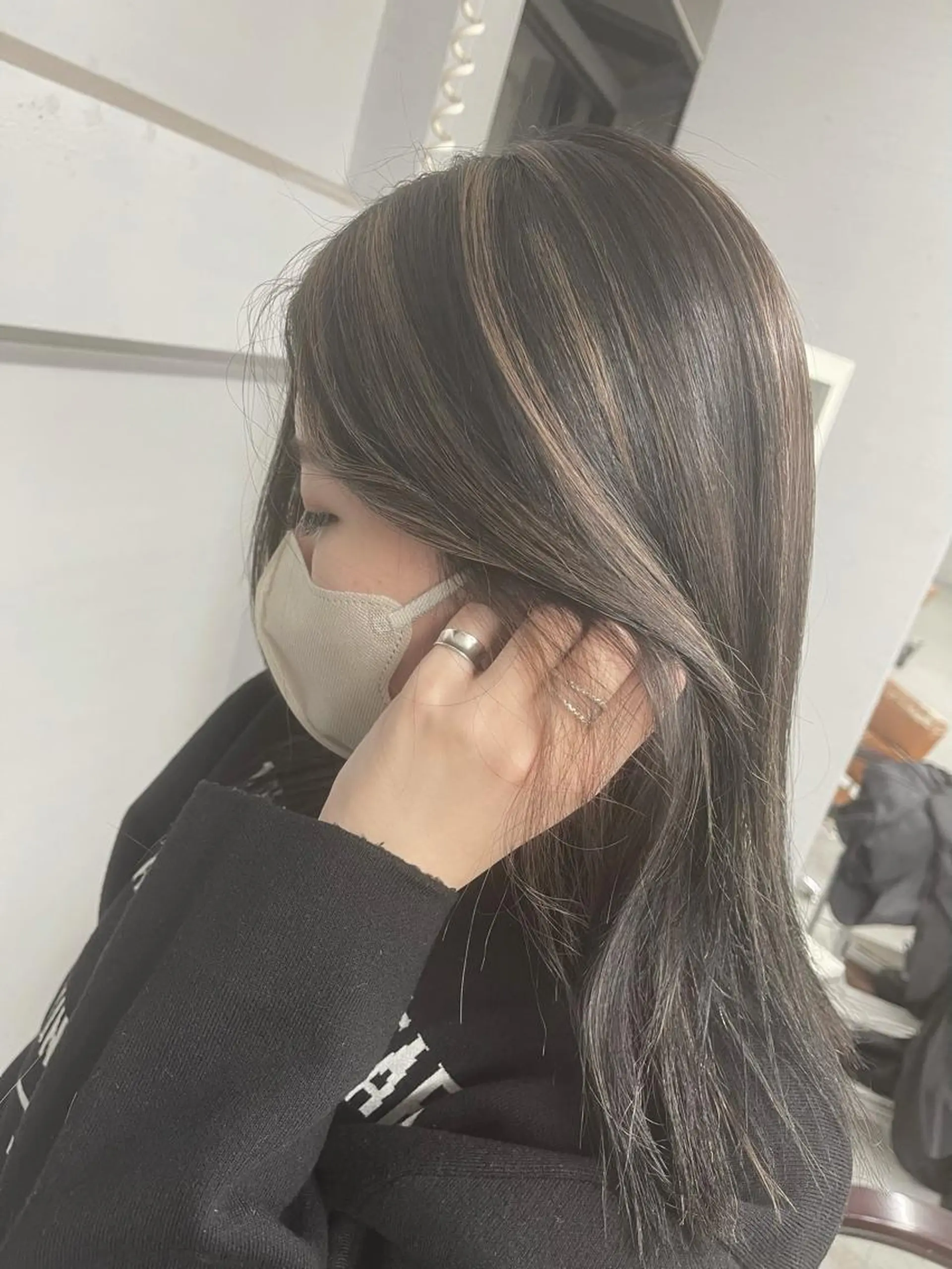 ミディアム カラー ブリーチ ケアブリーチ ハイライトカラー 3Dハイライト ハイライト オフホワイトアンドなんば所属・福西 洋斗のヘアスタイル