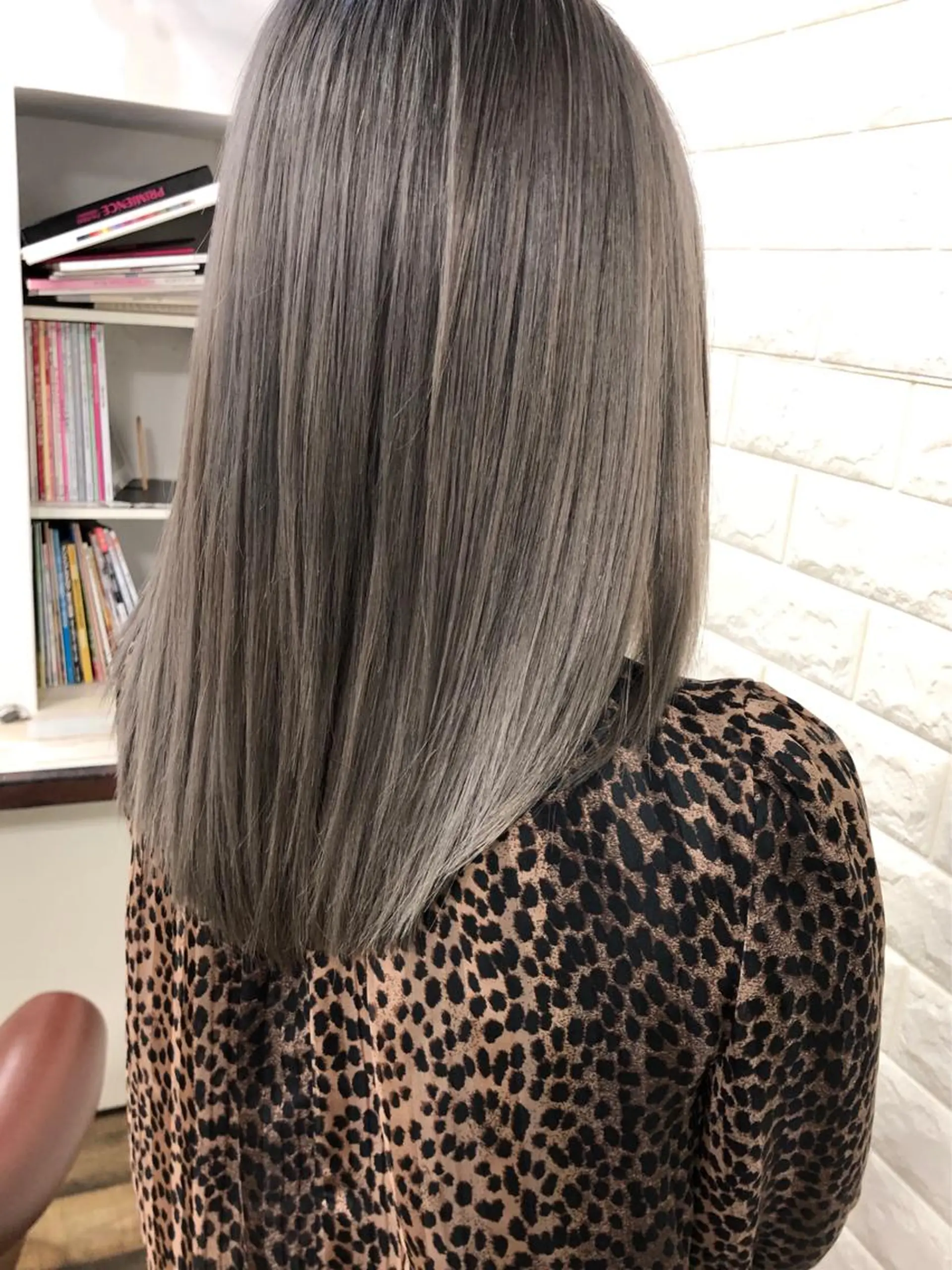 ミディアム カラー ブリーチ ケアブリーチ グレージュ ヘアカラー トリートメント famille所属・famille ファミーユのヘアスタイル