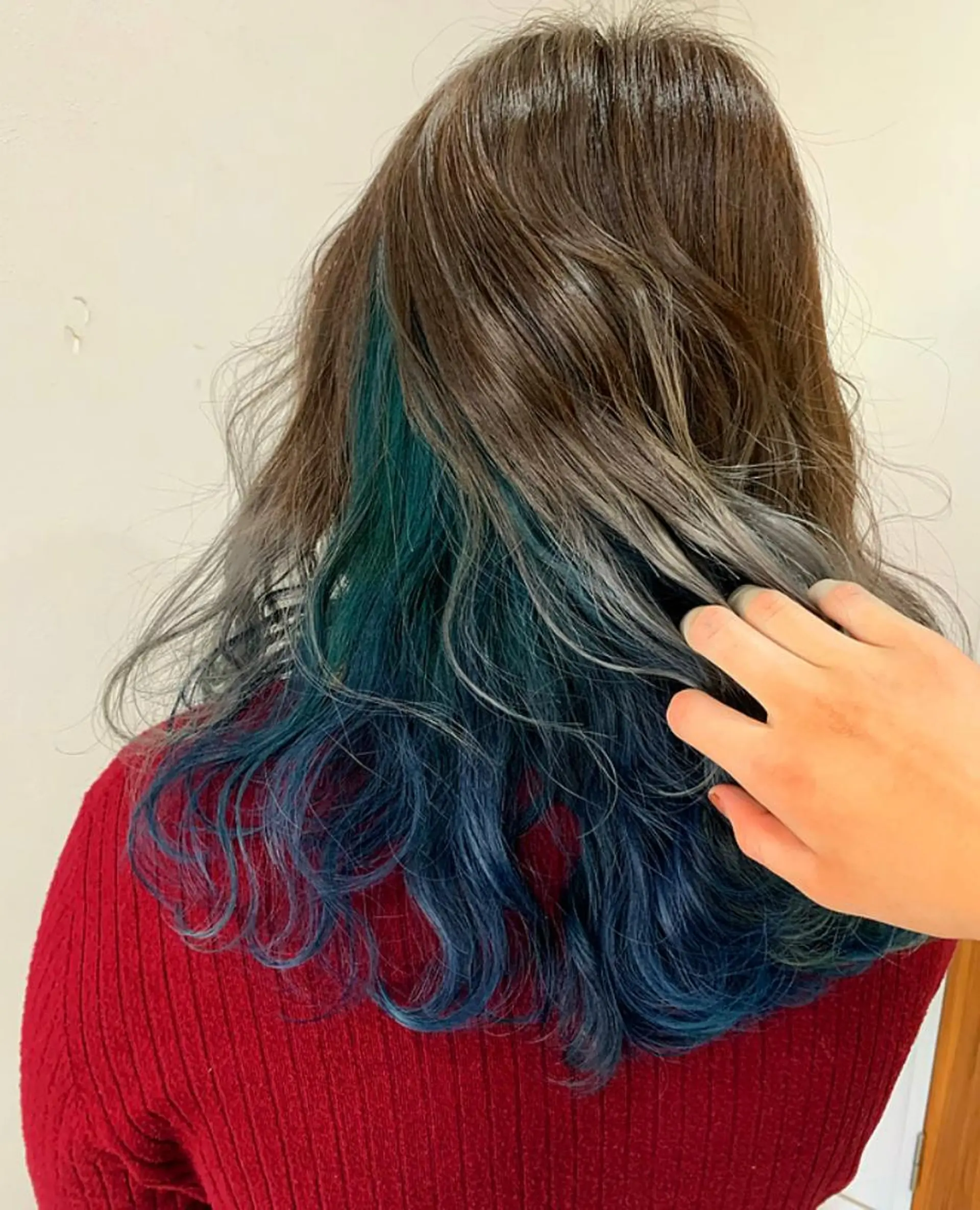セミロング カラー アッシュ ブルーカラー グラデーションカラー シルバー シルバーアッシュ 脱白髪染め美容師 竹内涼乃のヘアスタイル