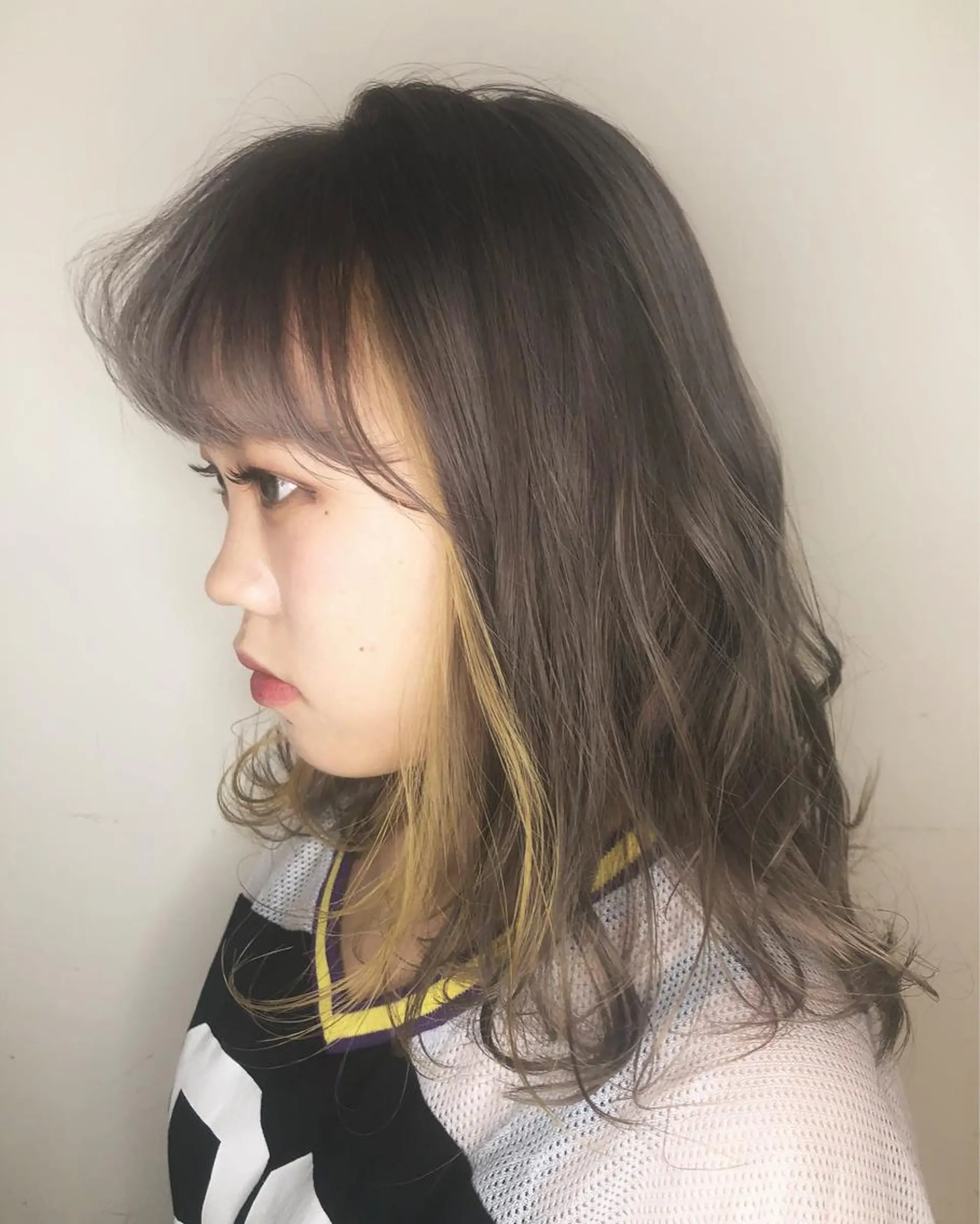 セミロング カラー シルバー イエローカラー 西本 夏美のヘアスタイル