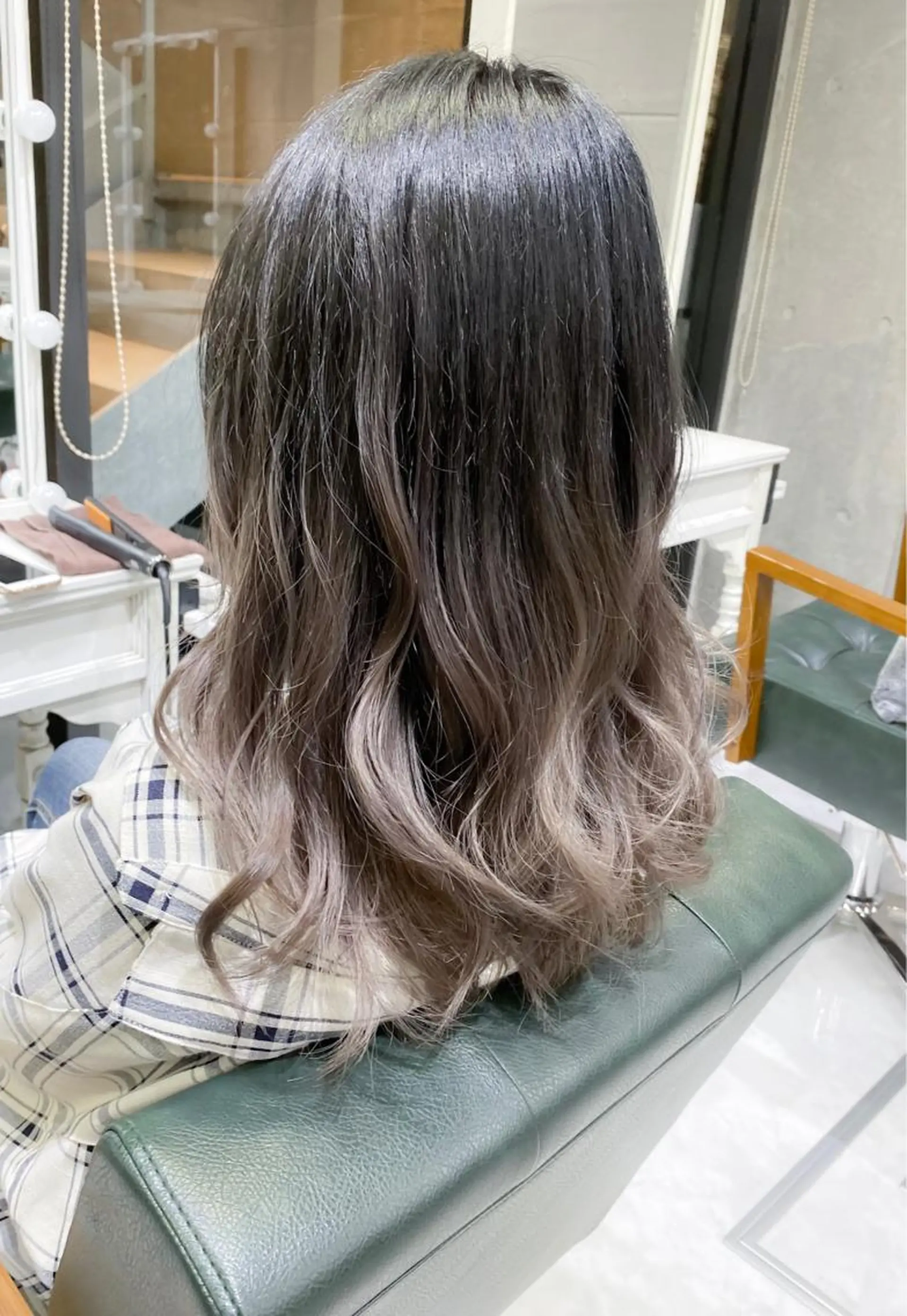 ミディアム カラー ヘアアレンジ アッシュ アッシュグレー アッシュグレージュ グラデーションカラー グレージュ モテ髪透明感❤️ デイズヘアカラーのヘアスタイル
