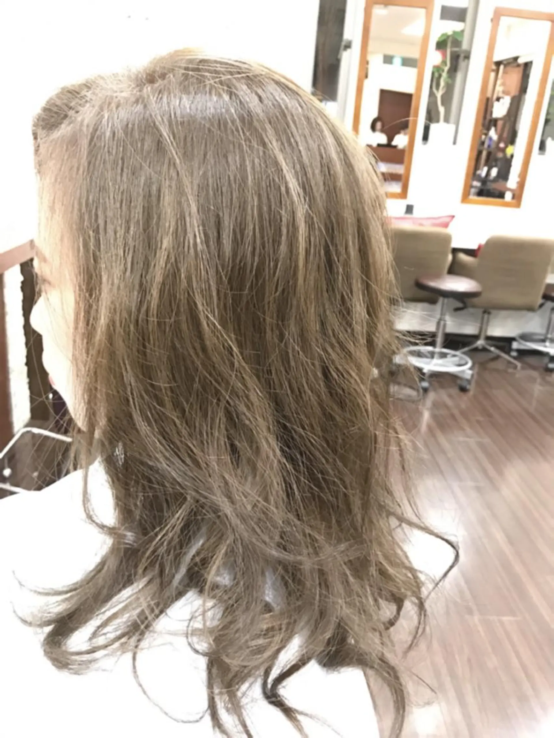 ミディアム セミロング カラー ブリーチ 外国人風カラー 20代半ば上質なへア ケア 髪質改善 大西のヘアスタイル