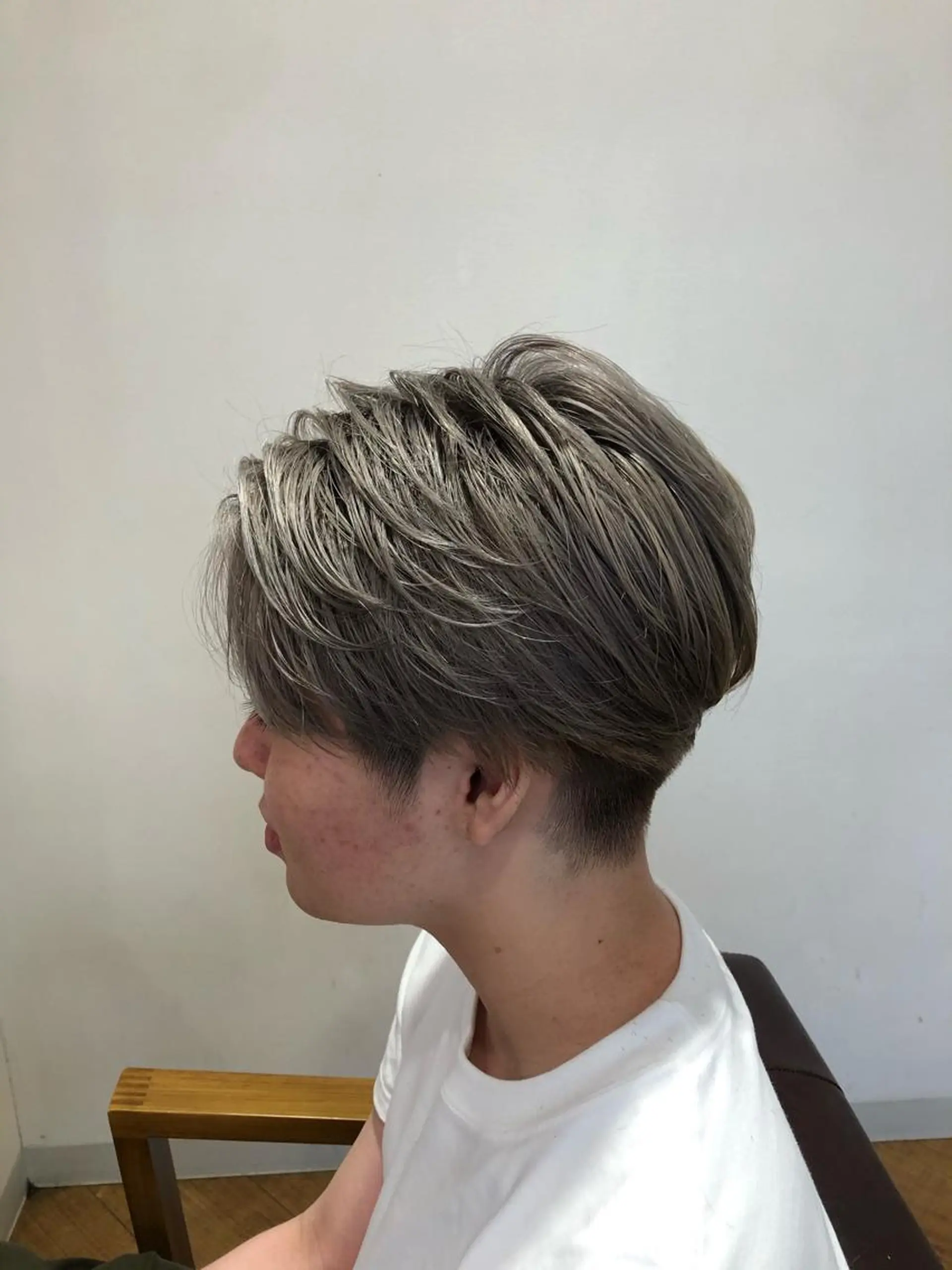 ショート カラー メンズ メンズブリーチ ブリーチ 透明感カラー ダブルカラー OVAL hair repos所属・井上 蓮のヘアスタイル
