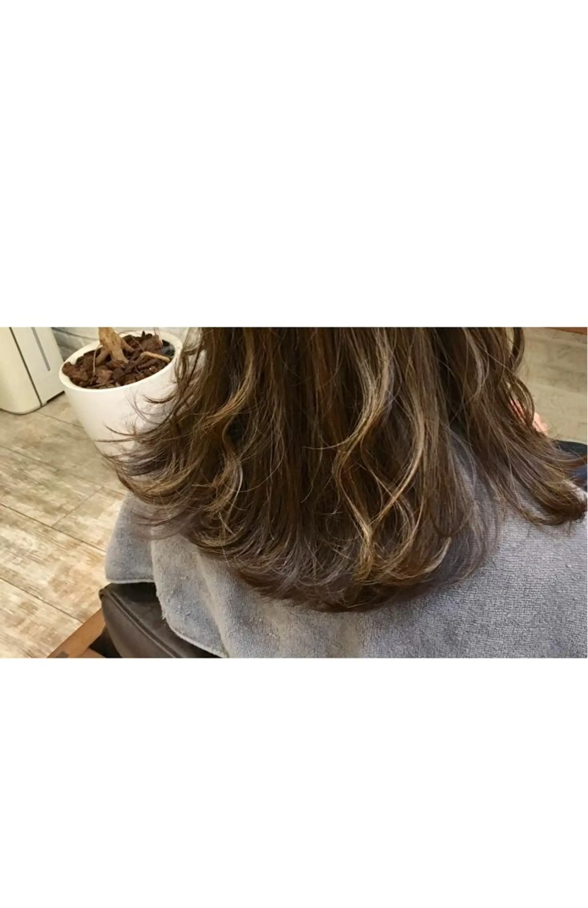 セミロング カラー ブリーチ グレージュ ハイライトカラー ミルクティーグレージュ ハイライト SHANTi 飯塚 ヘアセット/髪質改善のヘアスタイル