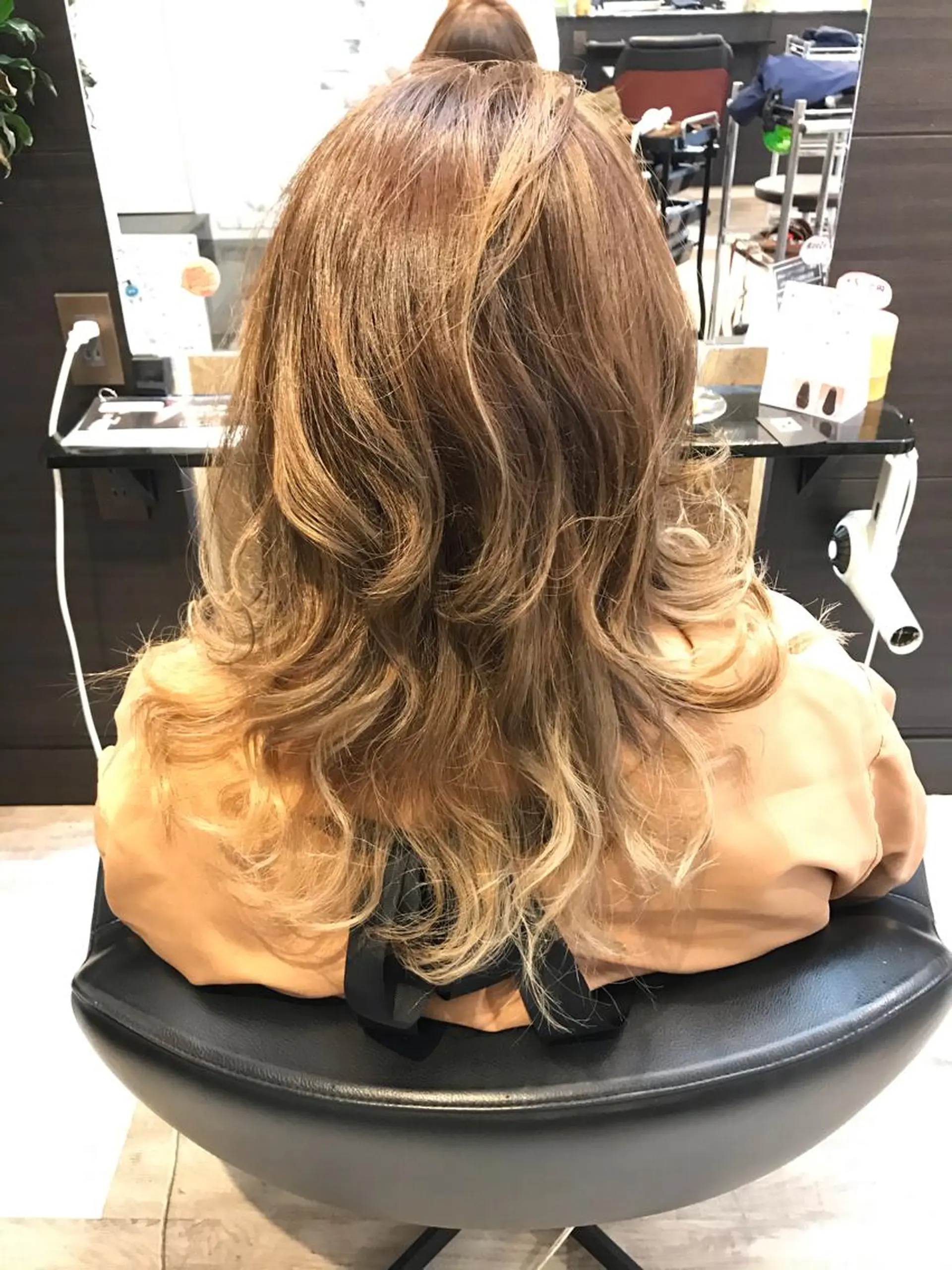 セミロング カラー バレイヤージュ レイヤーカット ヘアカラー ヘッドスパ 正分 真美のヘアスタイル