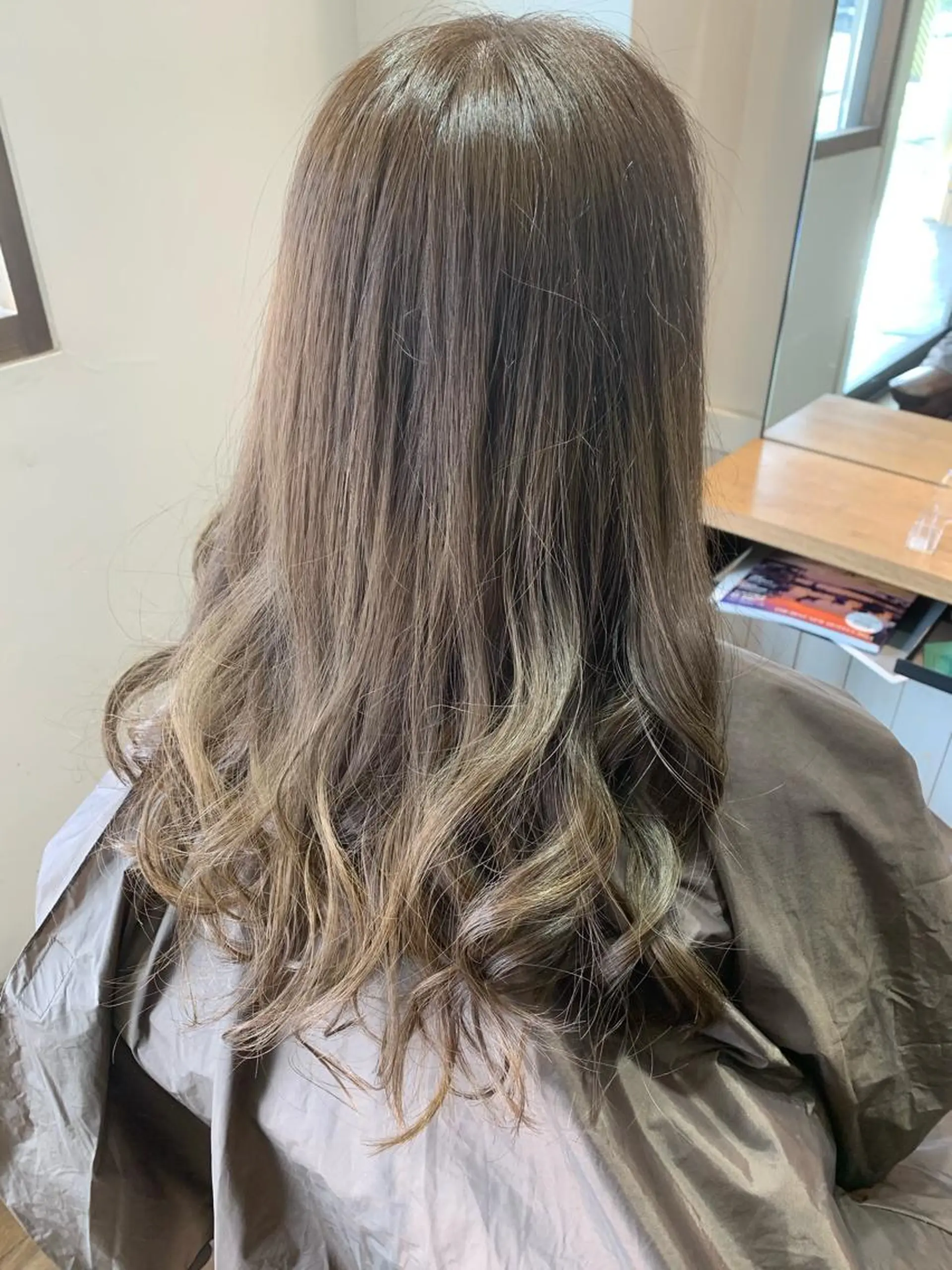 セミロング カット ヘアカラー リンネ 甲東園のヘアスタイル