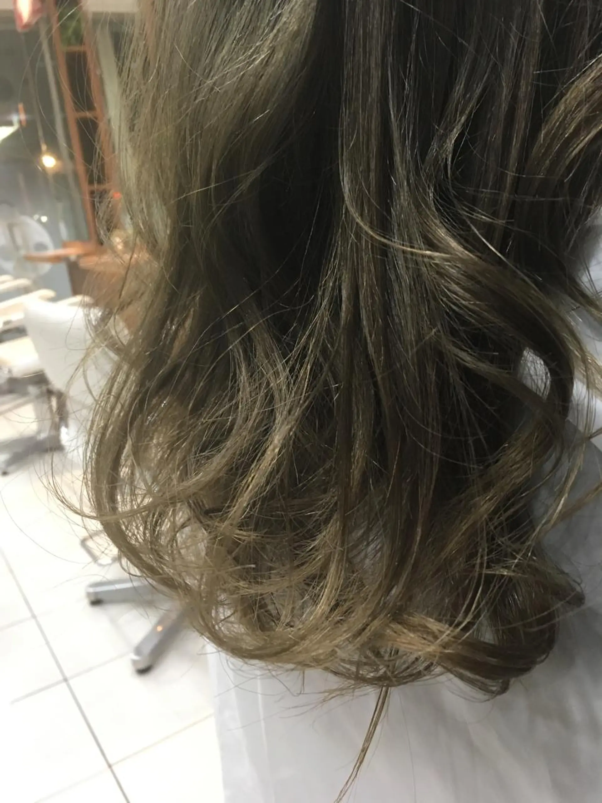 ミディアム カラー アッシュ ベージュカラー ハイトーンカラー 白髪ぼかしハイライト 柳川拓哉のヘアスタイル