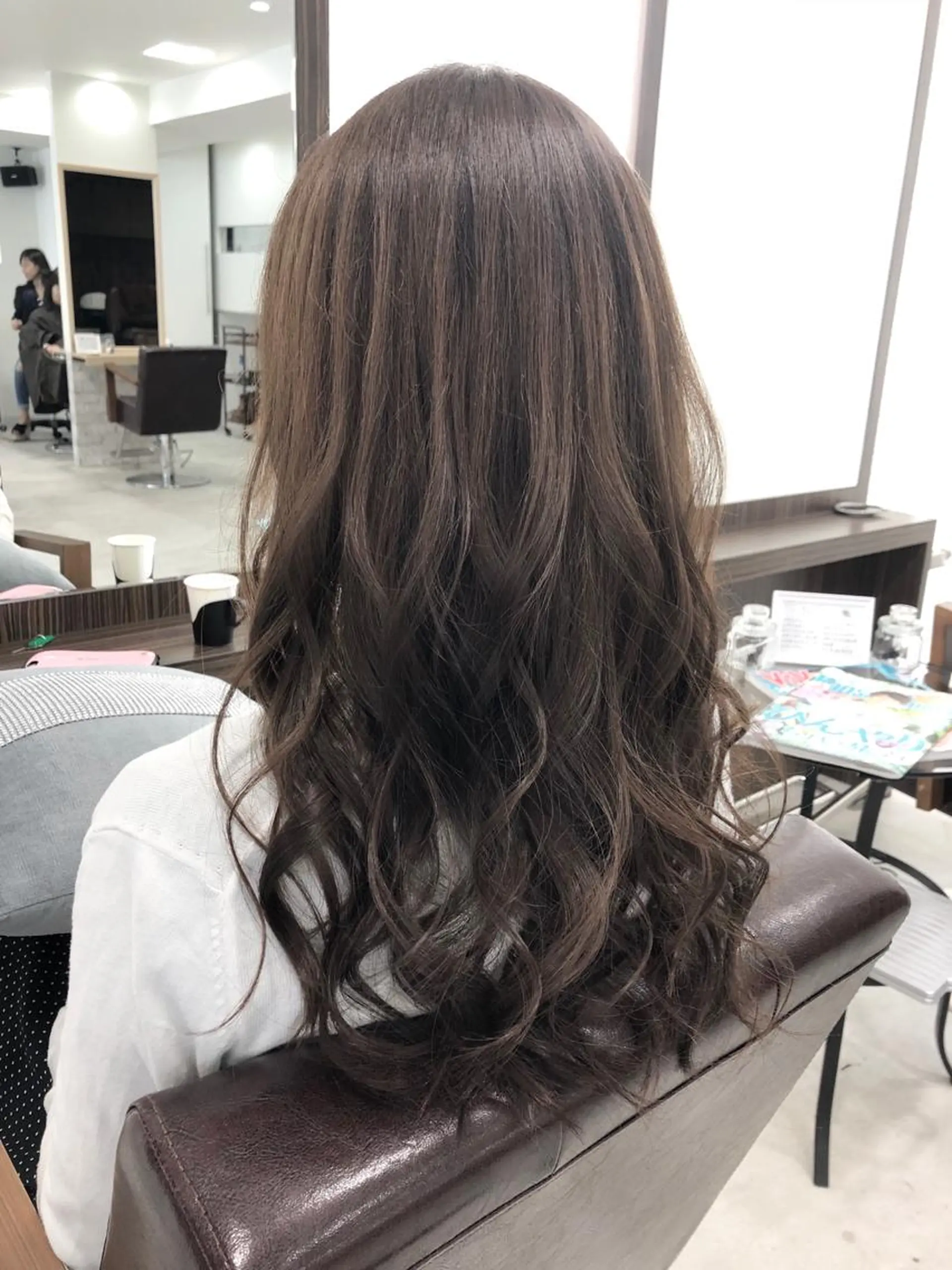 セミロング カラー ブラウンカラー ショコラブラウン Zina 難波所属・YUDA 湯田のヘアスタイル