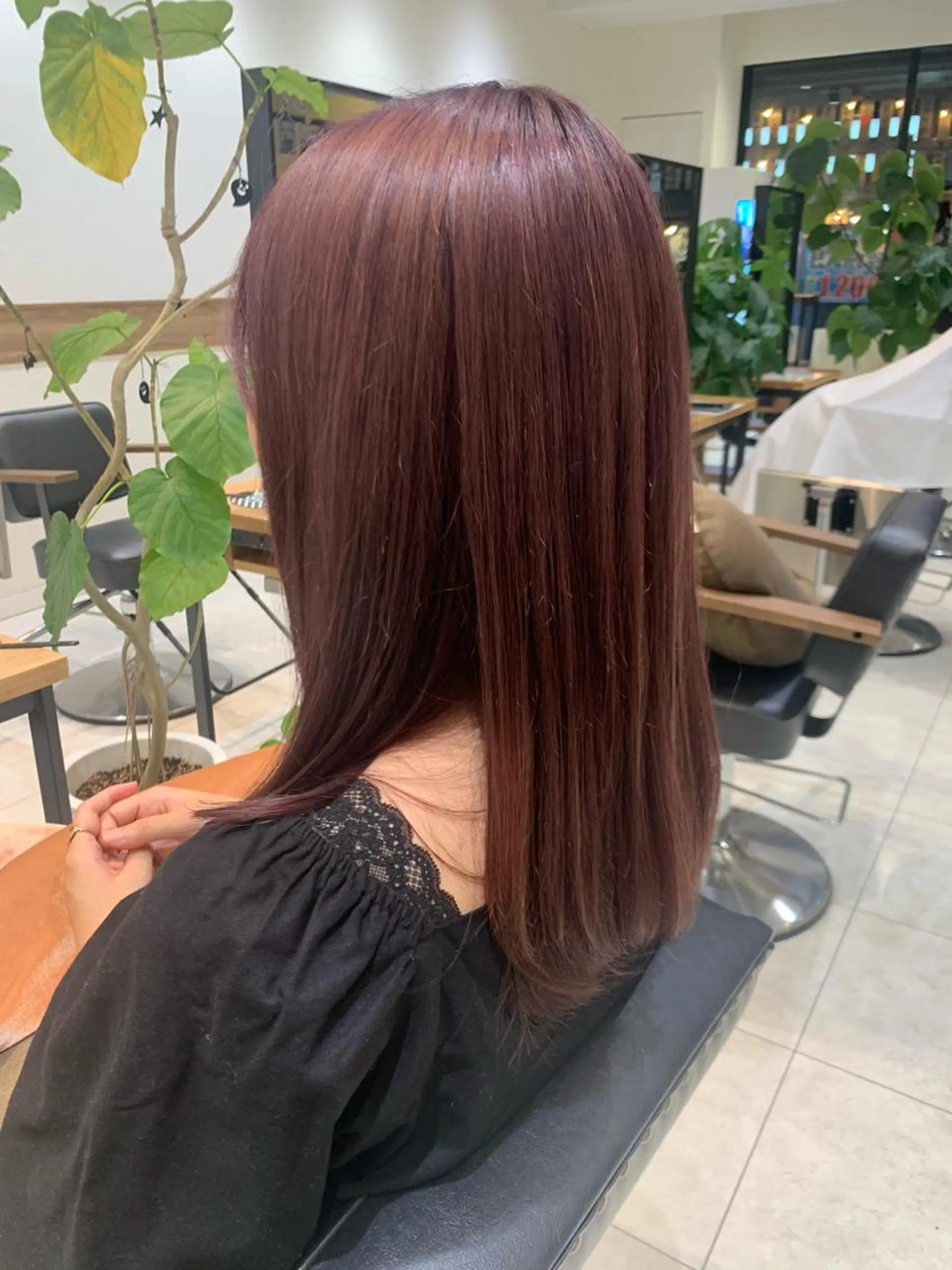 セミロング 近 紗理奈のヘアスタイル