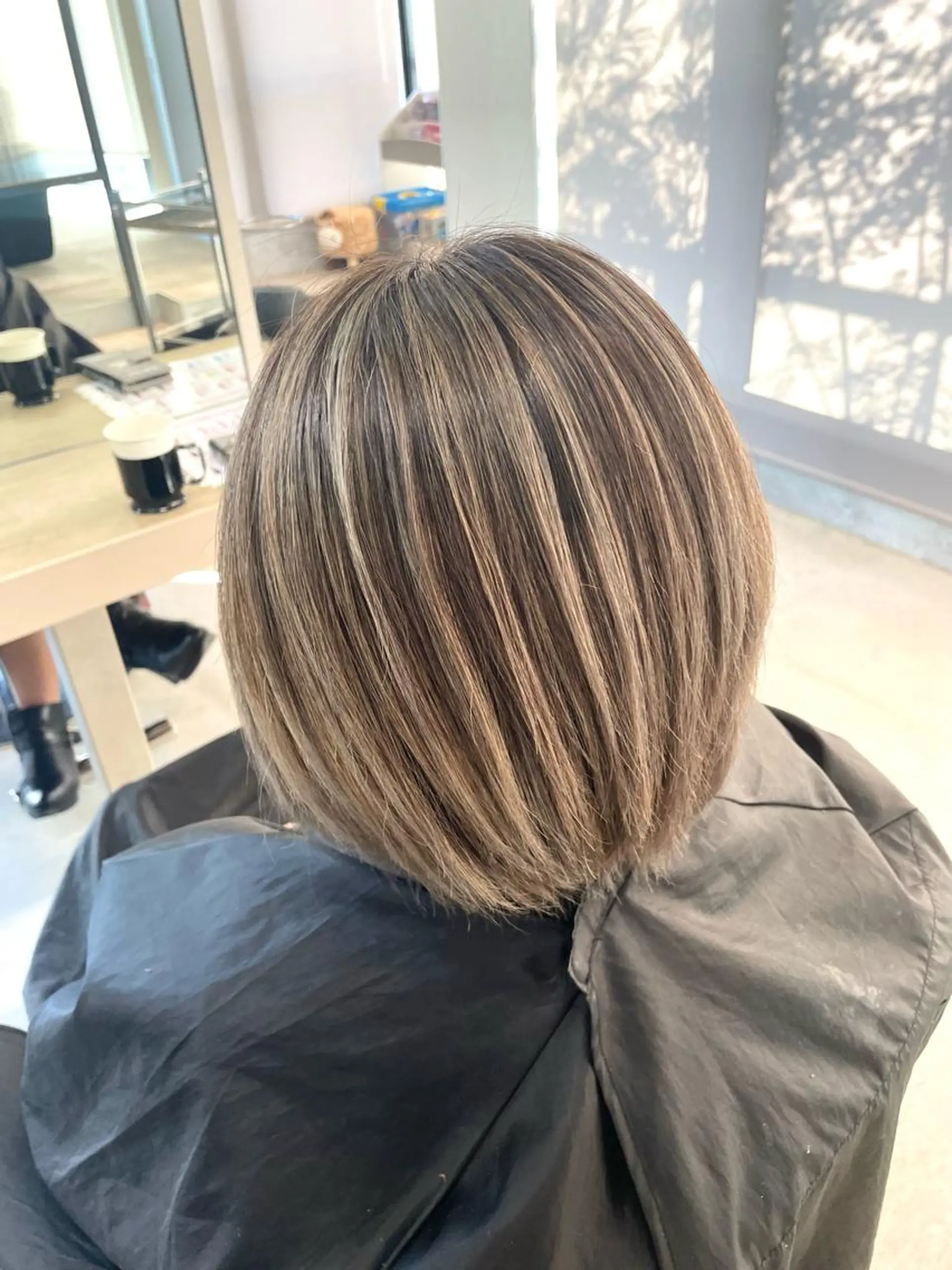 ショート カラー アディクシーカラー バレイヤージュ ベージュカラー ブリーチ ケアブリーチ Lia所属・皆木 智晴のヘアスタイル