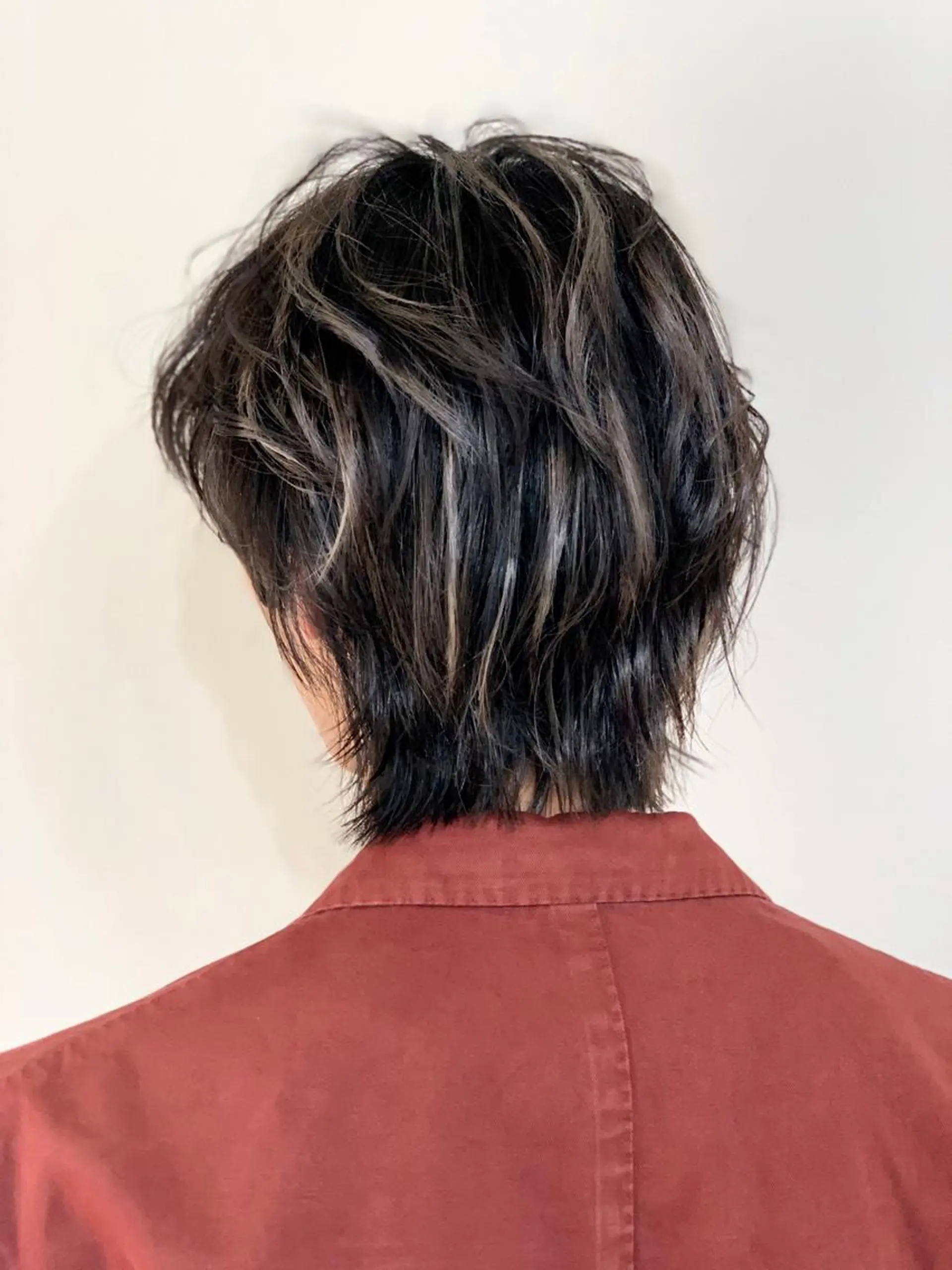 ミディアム メンズ ミディアムパーマ メンズブリーチ センターパート フェードカット メンズハイライト カット ヘアカラー メンズStylist 山根慧のヘアスタイル