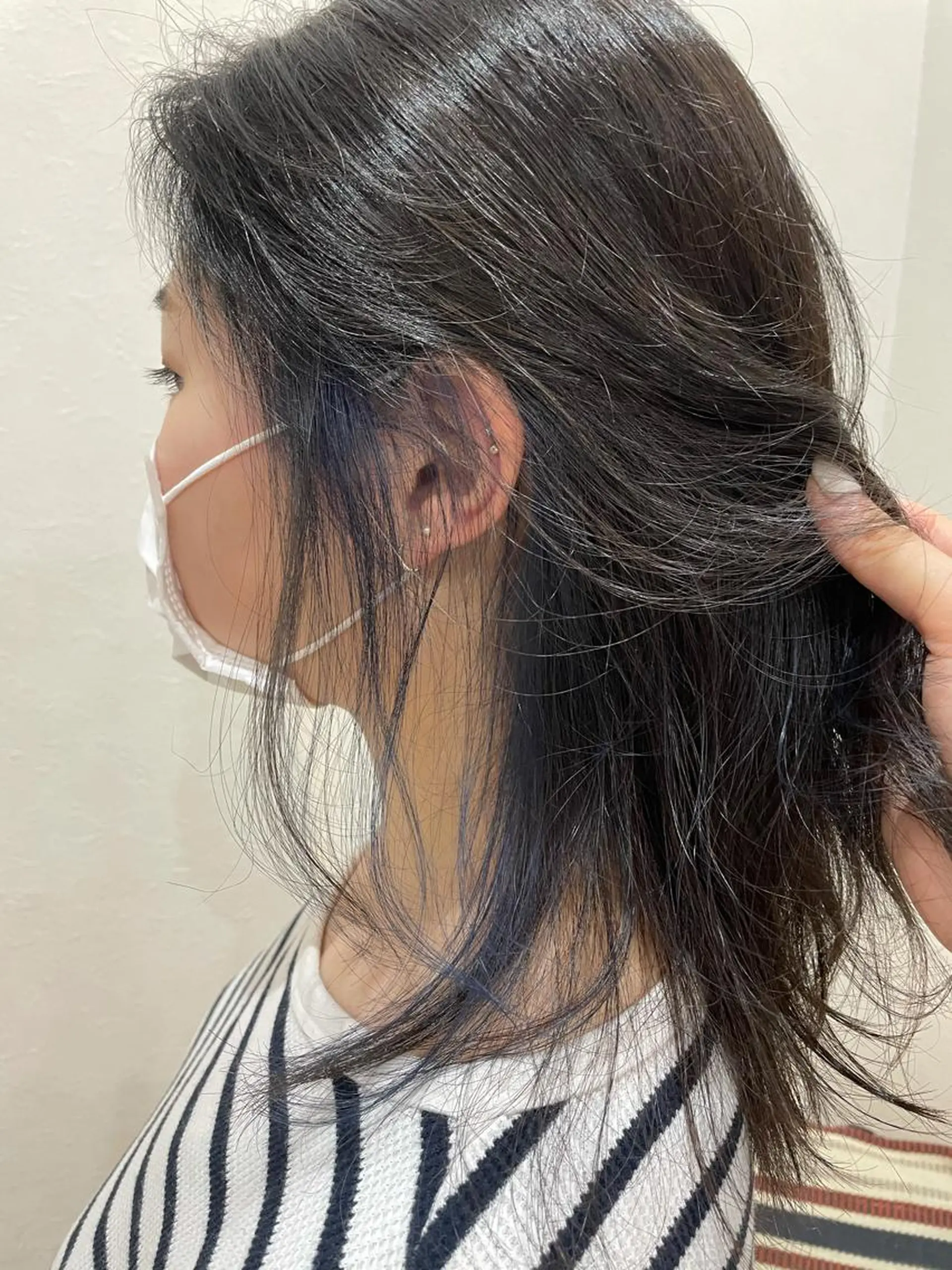 ミディアム カラー 佐治 梨乃のヘアスタイル