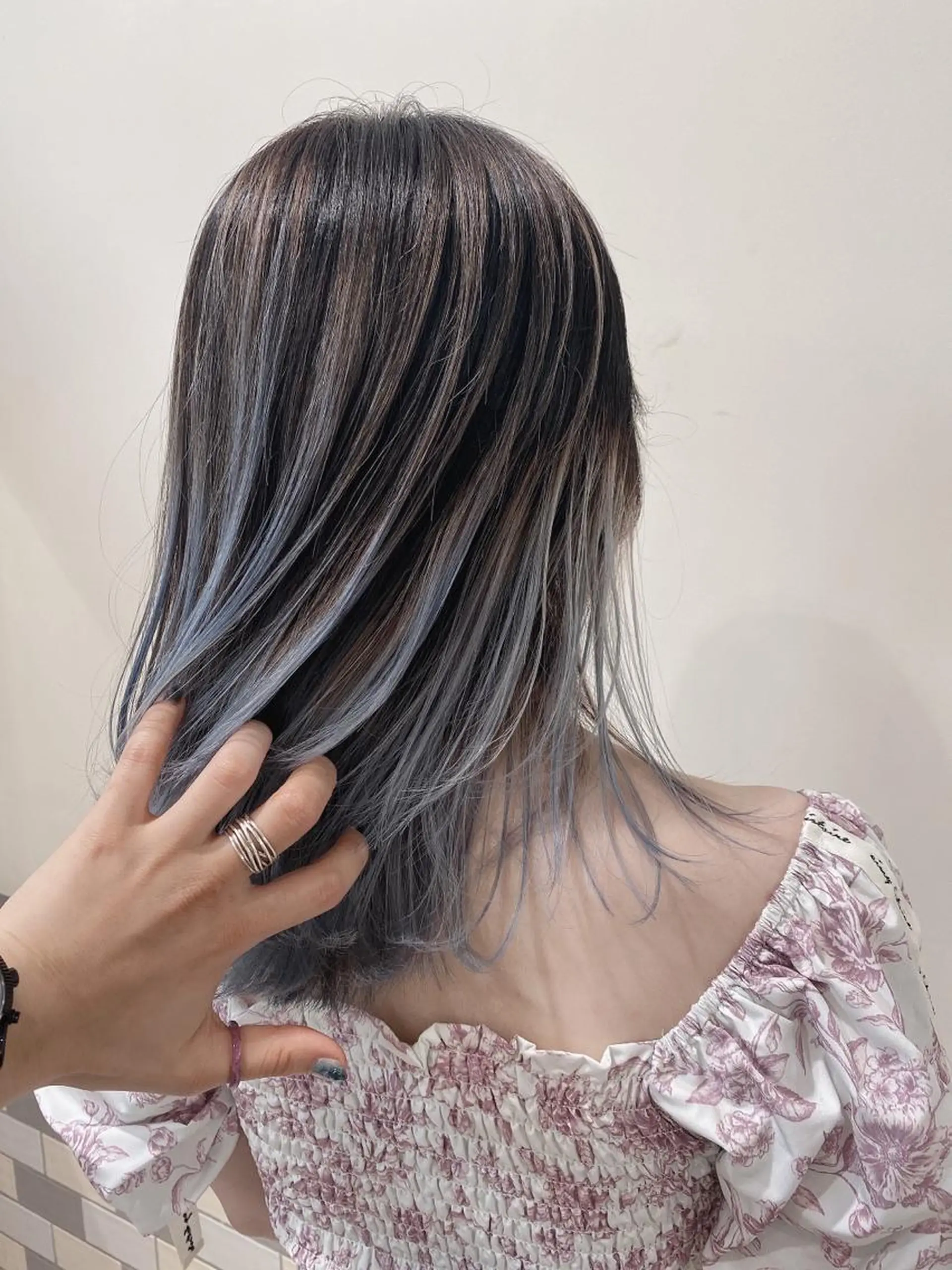 セミロング カラー バレイヤージュ ブルーカラー レイヤーカット ✳︎SERA✳︎ 平日のみご案内のマツエク・マツパデザイン