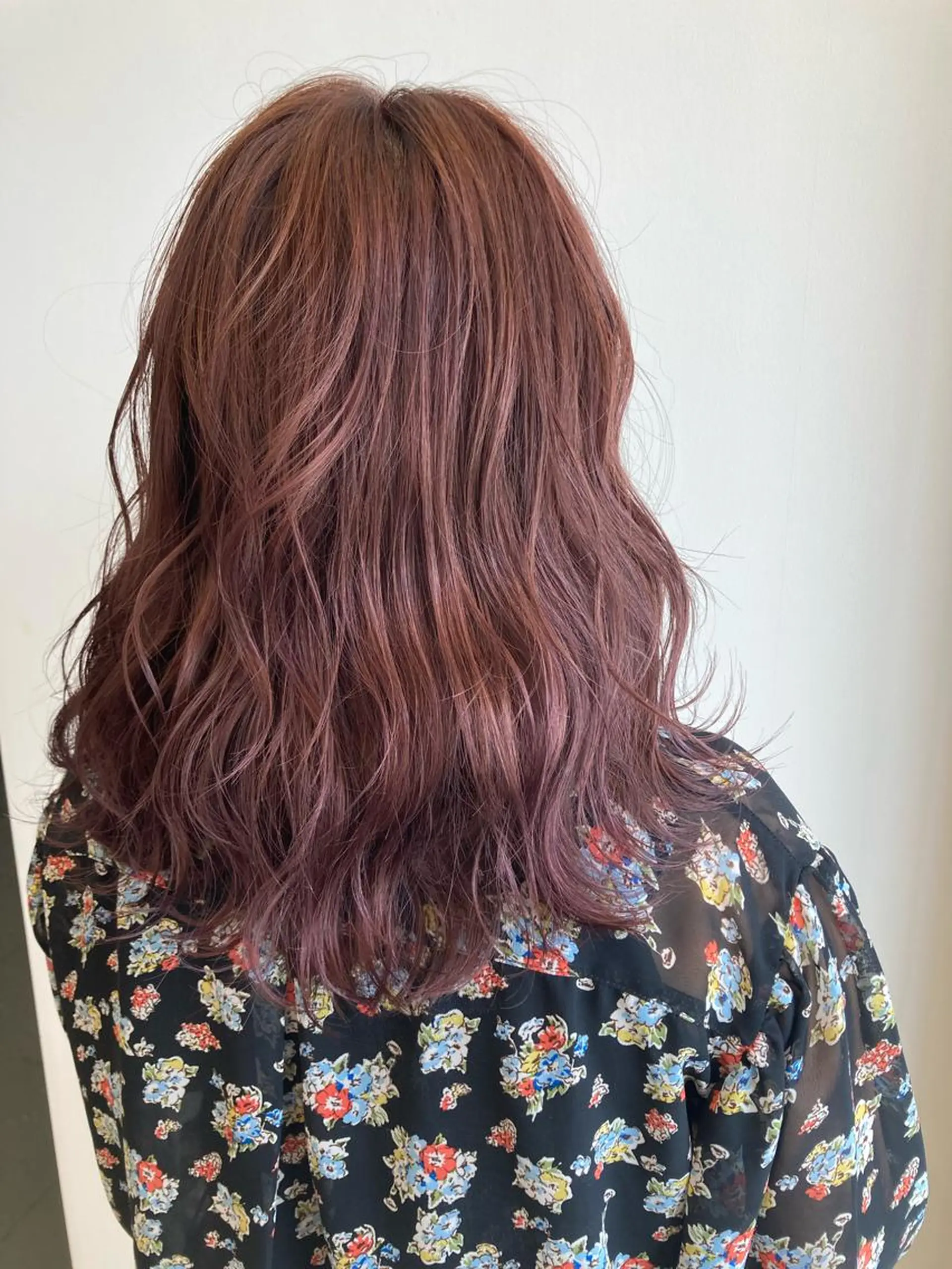 ミディアム カラー 岸田 莉奈のヘアスタイル