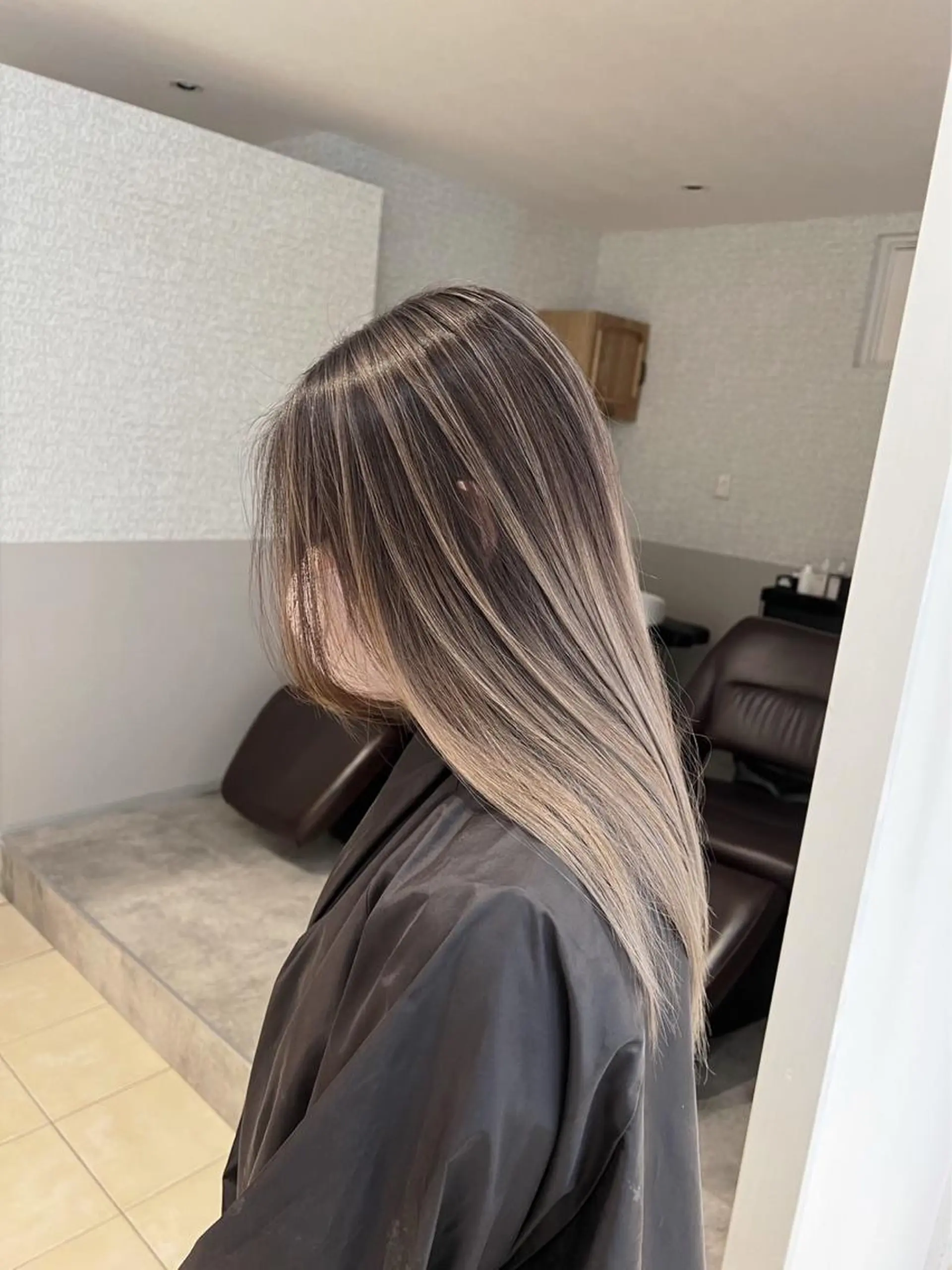 ミディアム カラー バレイヤージュ ベージュカラー ホワイトベージュ レイヤーカット ヘアカラー トリートメント ROBIN所属・指名数No.1 /NAOYAのヘアスタイル