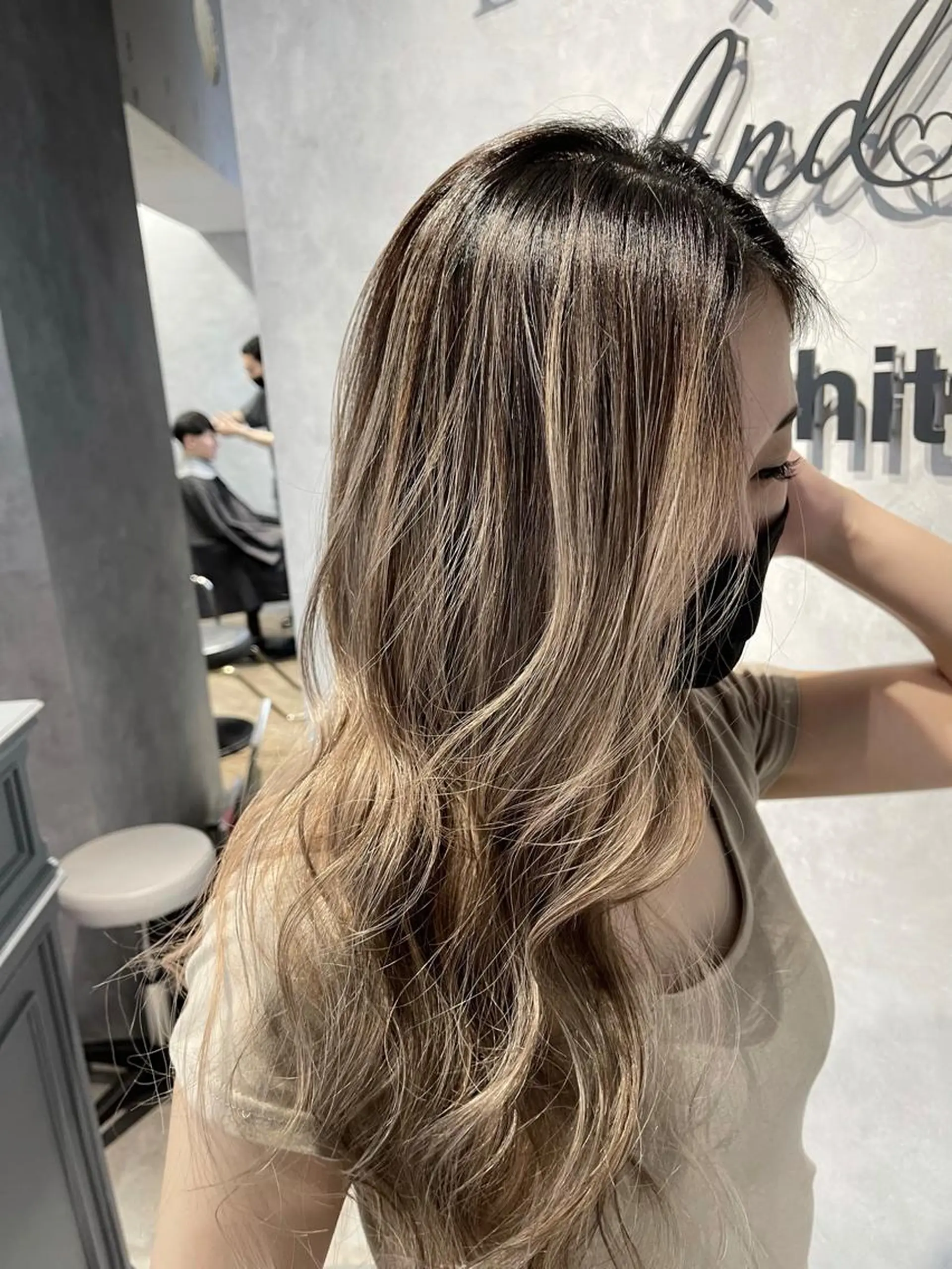 ロング カラー バレイヤージュ ブリーチ ケアブリーチ レイヤーカット ヘアカラー オフホワイトアンドなんば所属・福西 洋斗のヘアスタイル