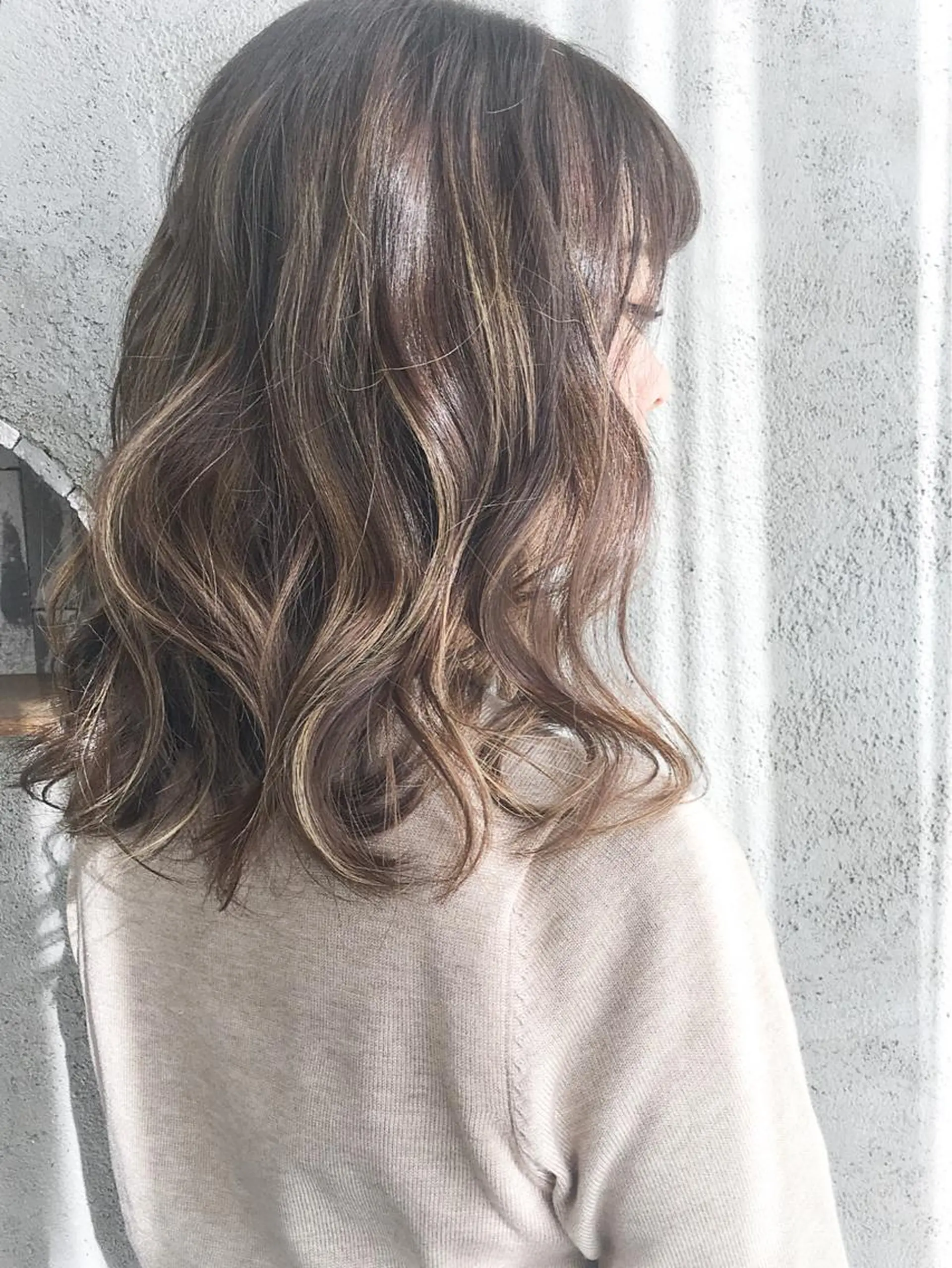 ミディアム カラー ベージュカラー ハイライトカラー ハイライト EMANON天神所属・Hitomi Ezakiのヘアスタイル