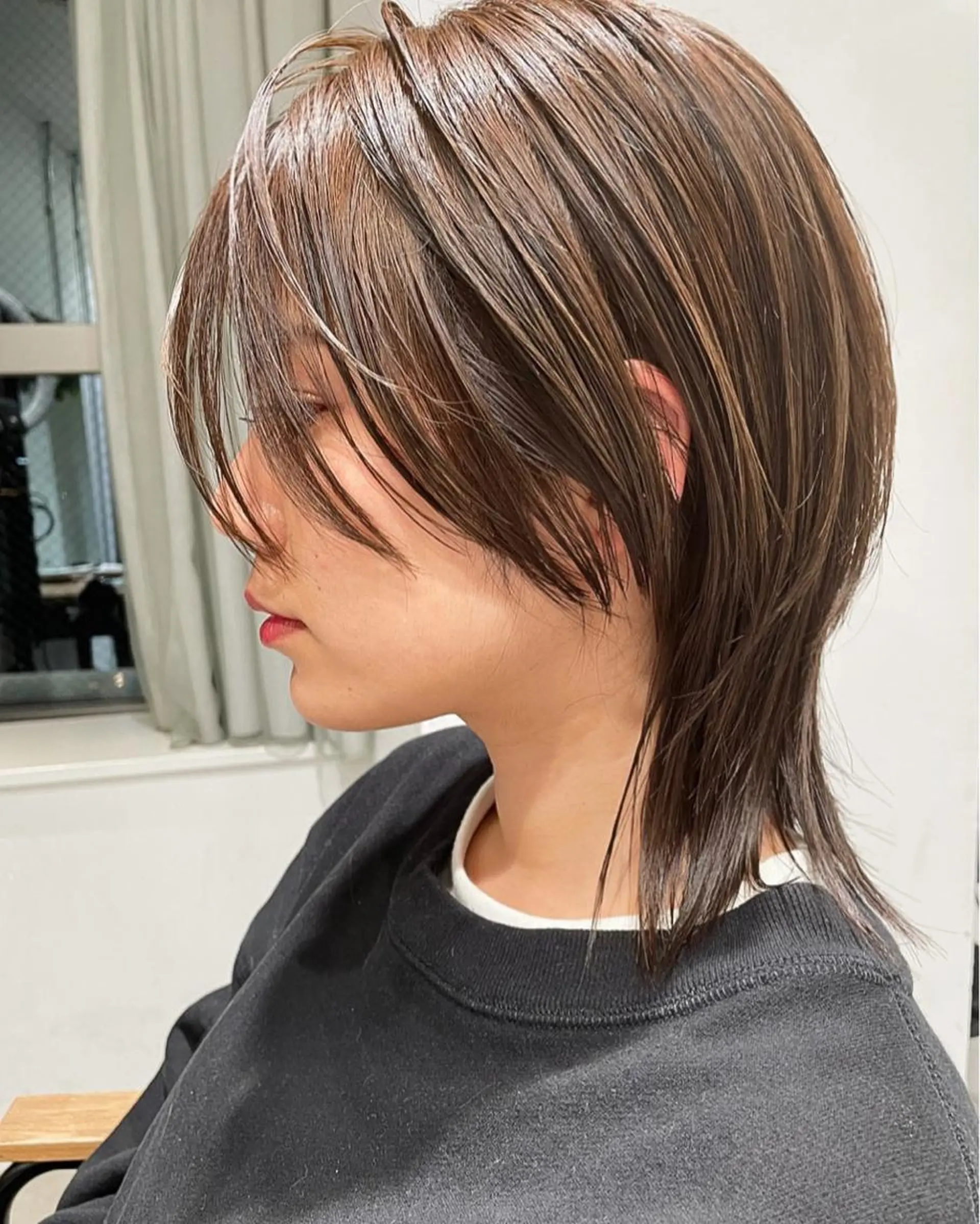 ミディアム カラー アッシュ ベージュカラー ウルフカット カット ヘアカラー トリートメント Loom.所属・村上雅人 ナチュラルモードのヘアスタイル