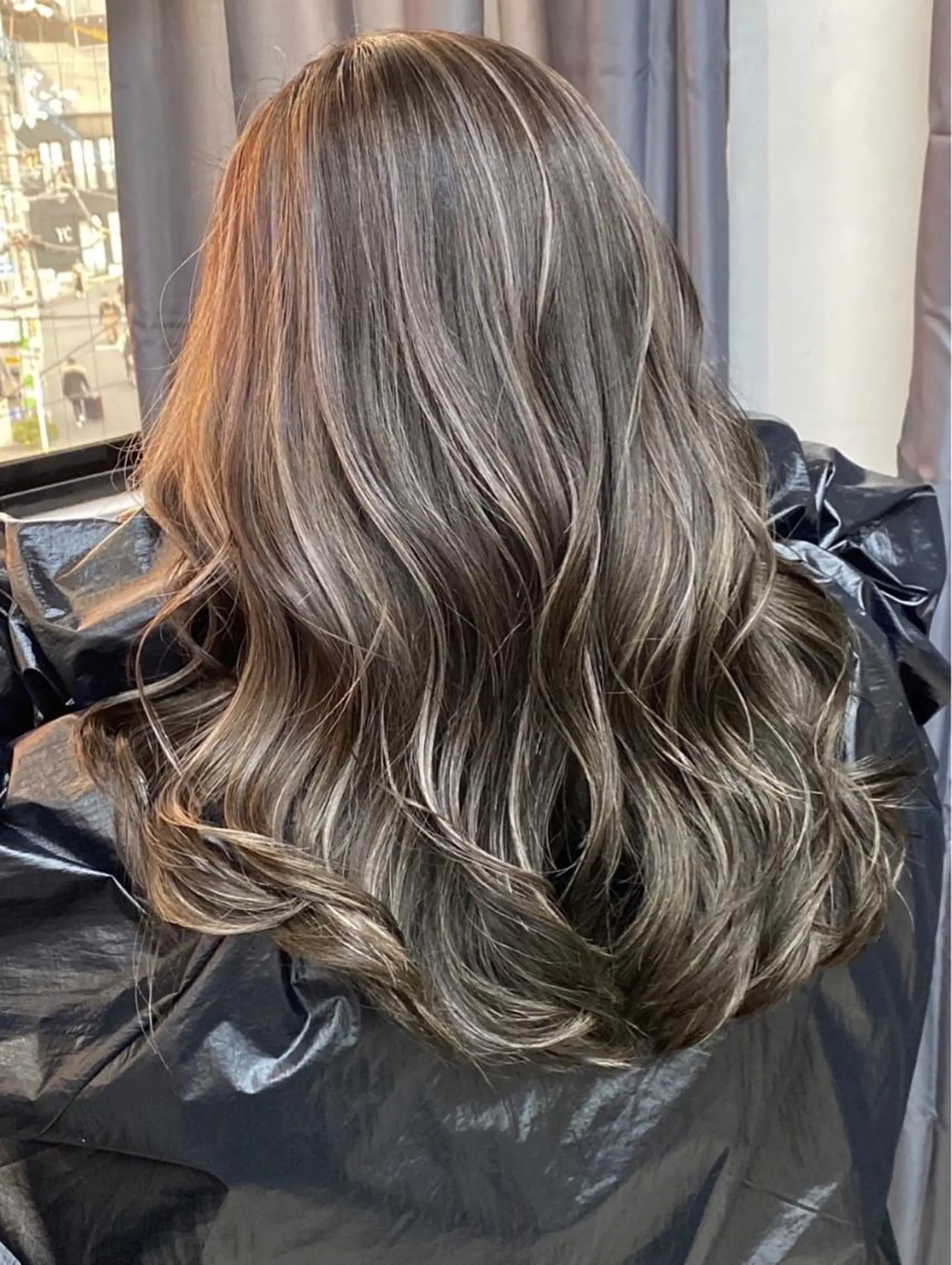 ミディアム カラー ネイル マツエク・マツパ アイブロウ カット ヘアカラー ハイライト、レイヤー カット/西梅田/中西のヘアスタイル