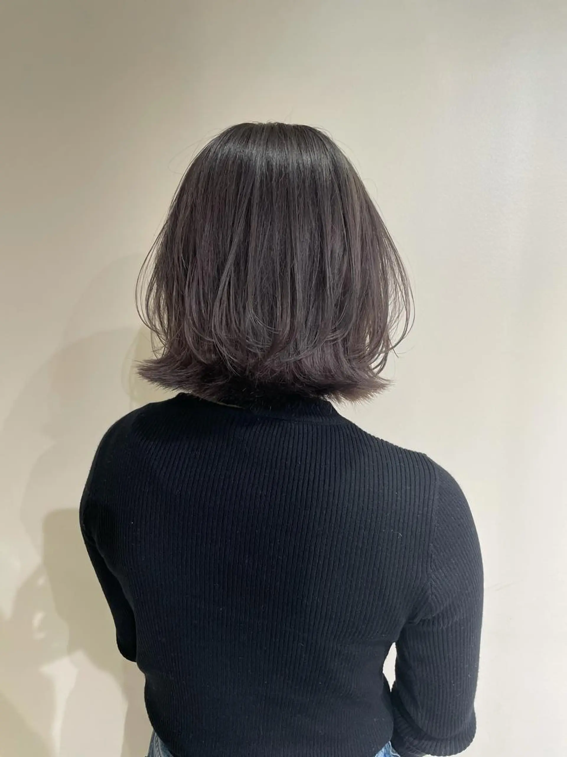 ショート カラー 透明感カラー グレージュ ボブ レイヤーカット 外ハネヘア ヘアカラー 🦋美髪／エクステ 🦋アベイクミのヘアスタイル