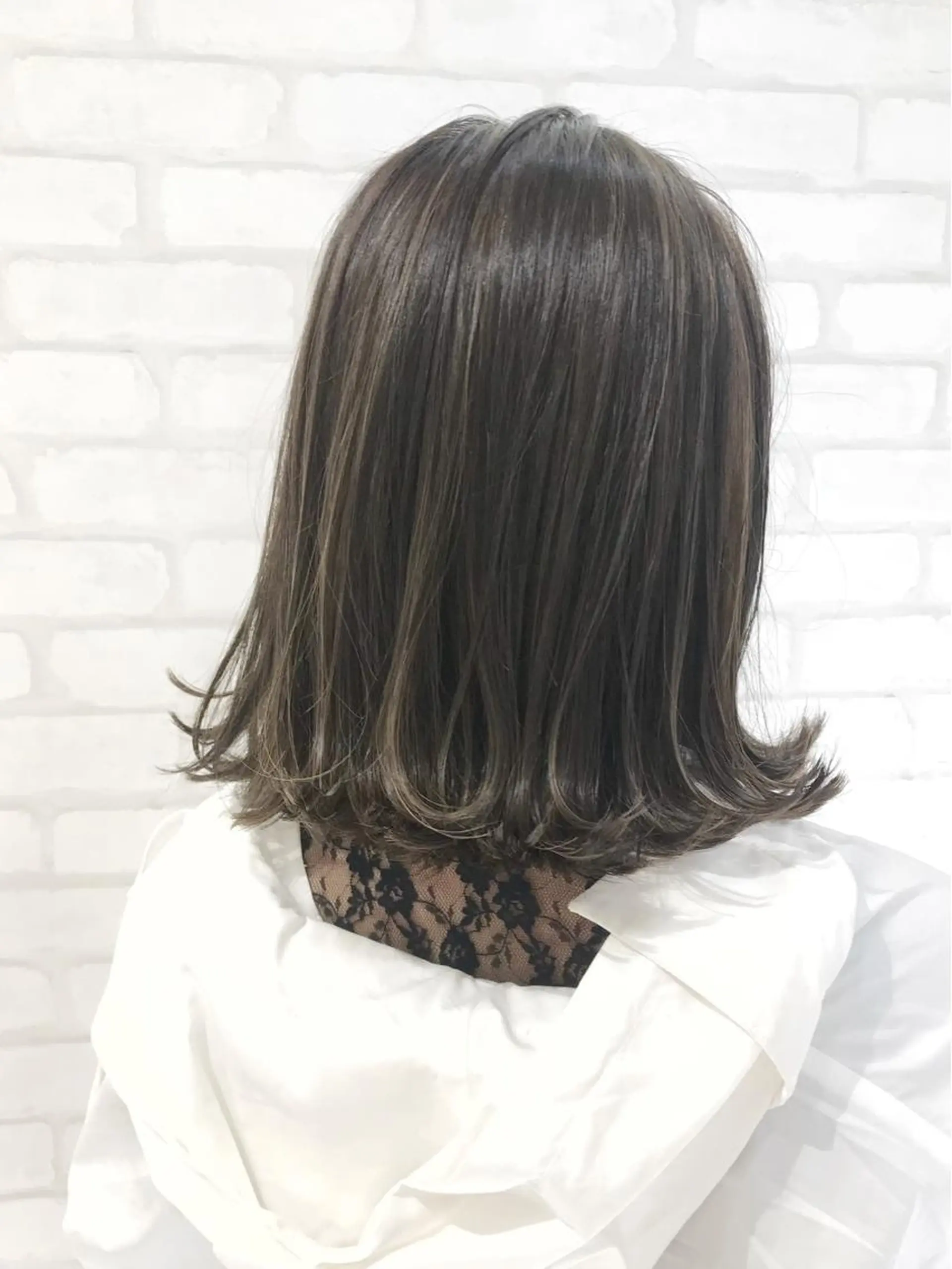 ミディアム カラー 切りっぱなしボブ アッシュ ベージュカラー イルミナカラー ボブ カット ヘアカラー トリートメント 高木 麻知子のヘアスタイル