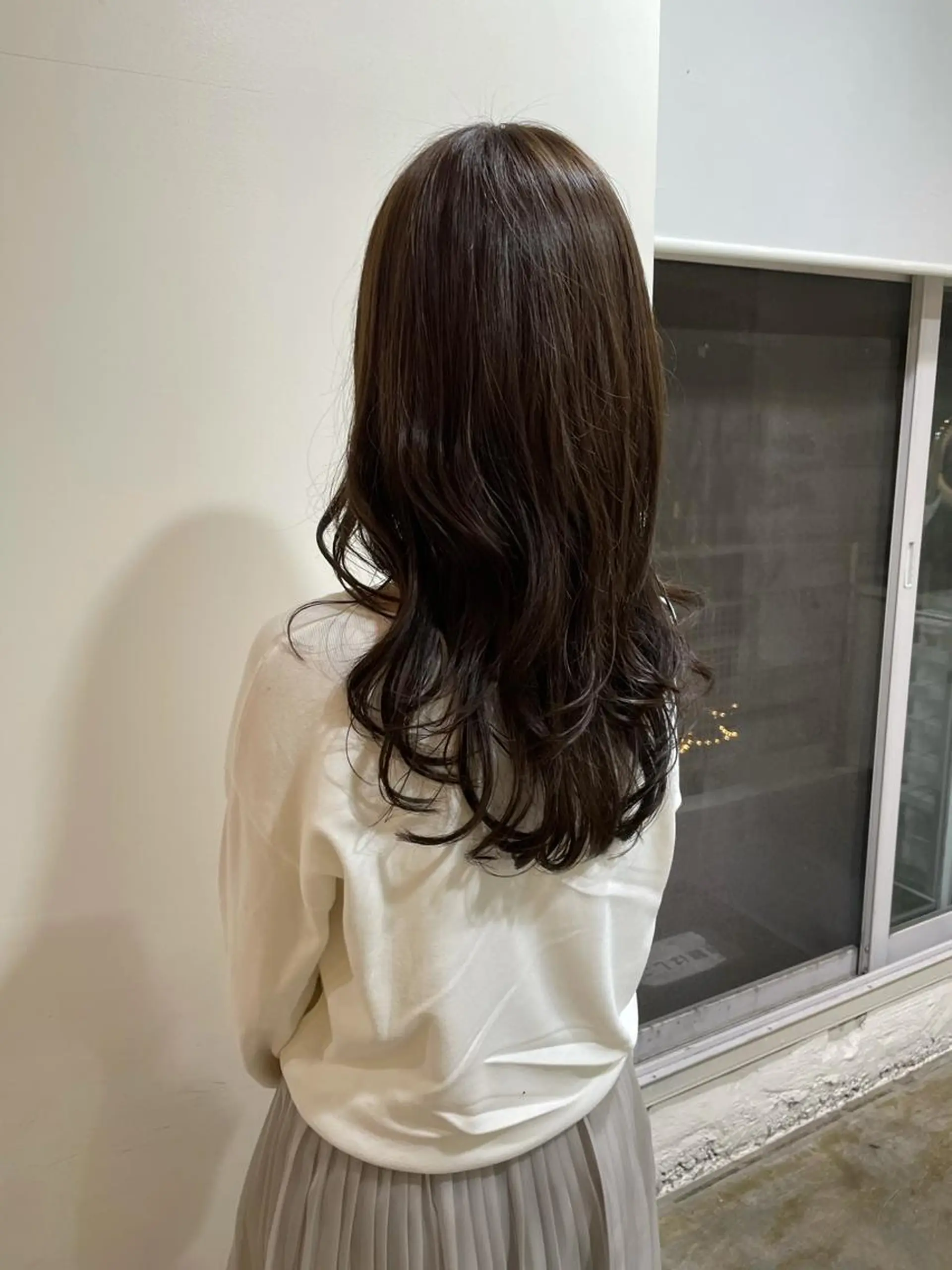 ロング カラー ベージュカラー オリーブベージュ カット ヘアカラー トリートメント MIOベージュカラー 柔らかいカラーのヘアスタイル