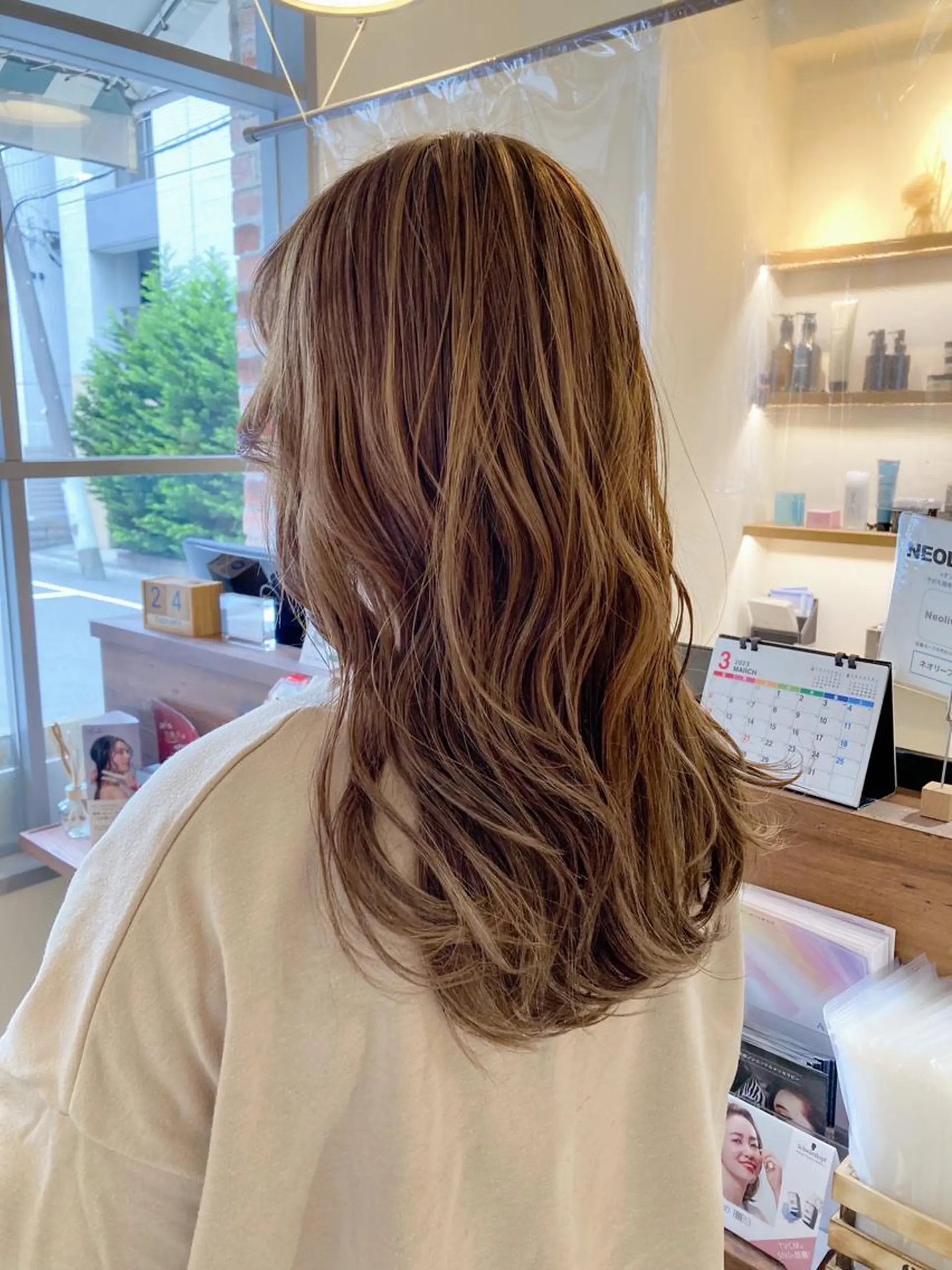 ロング カラー ベージュカラー ハイライトカラー ミルクティーベージュ ハイライト パーマ/イルミナ カラー　三浦菜々子のヘアスタイル