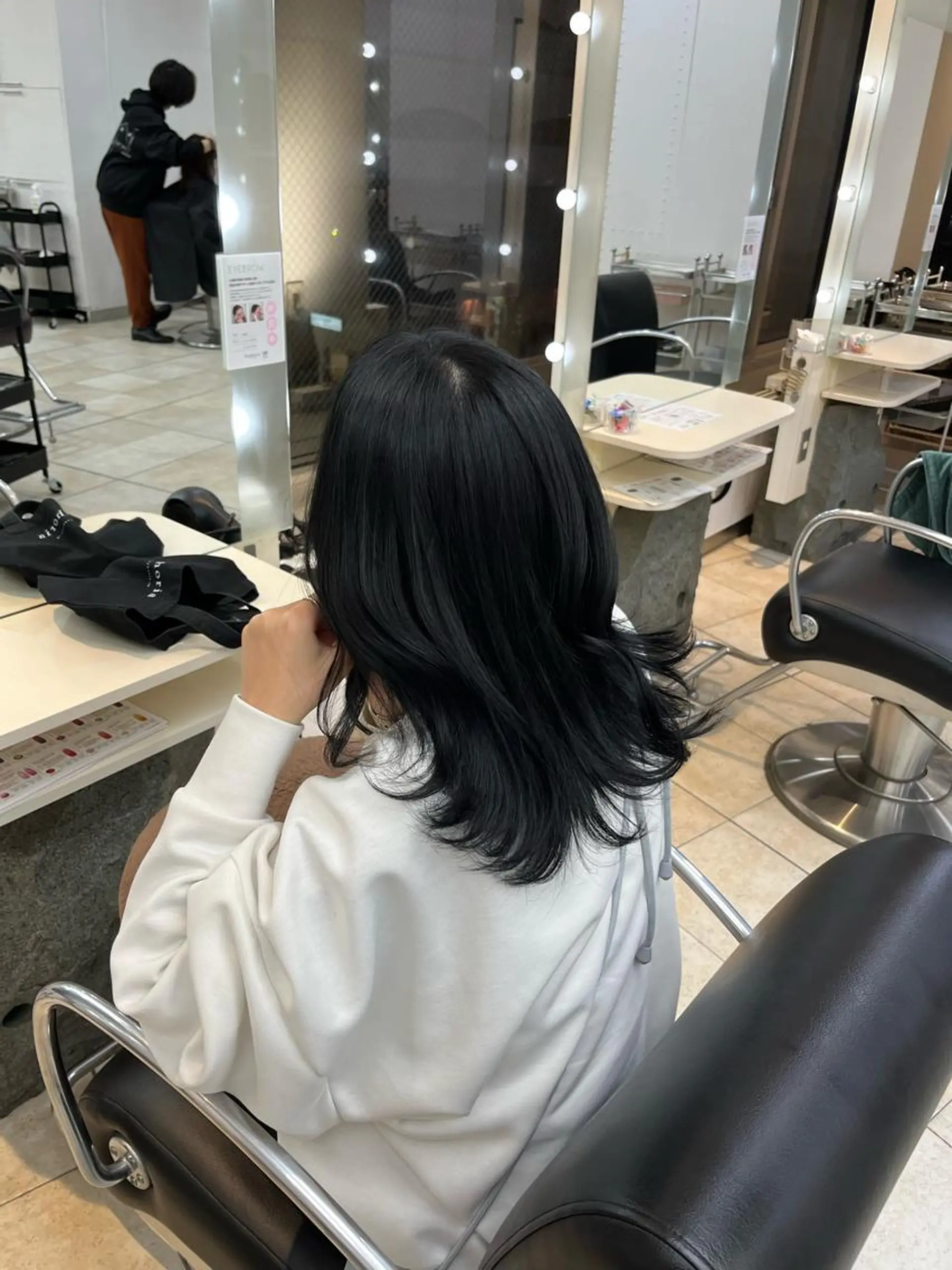 ミディアム カラー 黒髪 ブルーカラー ブルーブラック 韓国レイヤー×モテ髪 /MITSUKI🤍のヘアスタイル