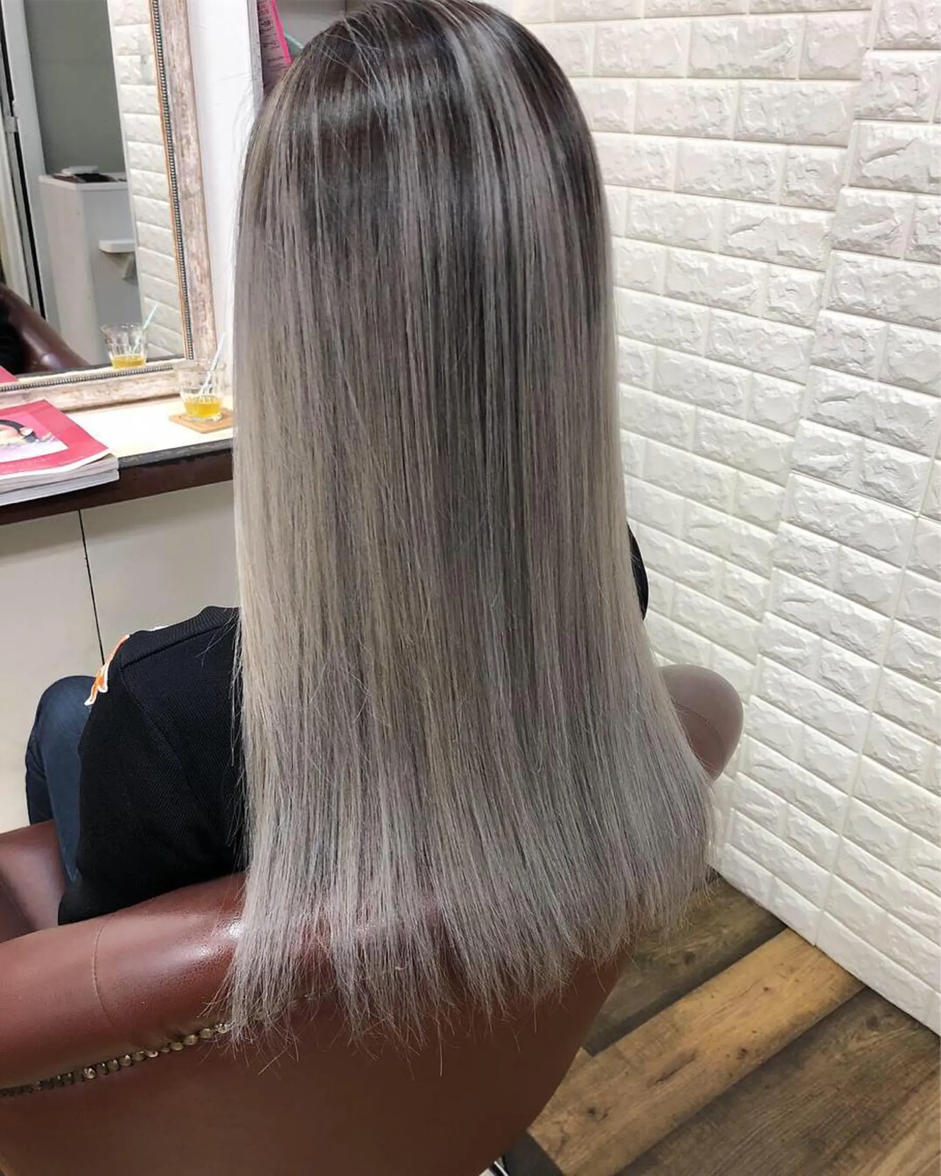 ロング カラー グレージュ 外国人風カラー ヘアカラー トリートメント famille所属・famille ファミーユのヘアスタイル