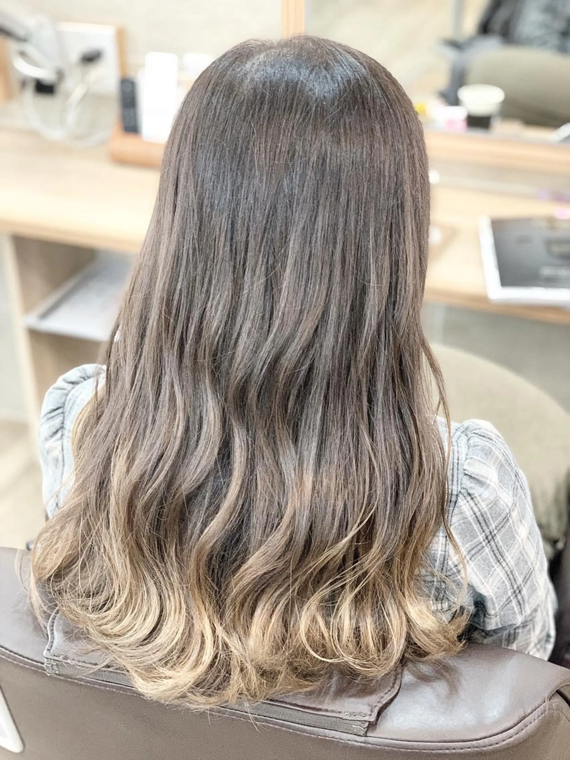 ロング カラー ベージュカラー ブリーチ グラデーションカラー 平尾 拓也のヘアスタイル