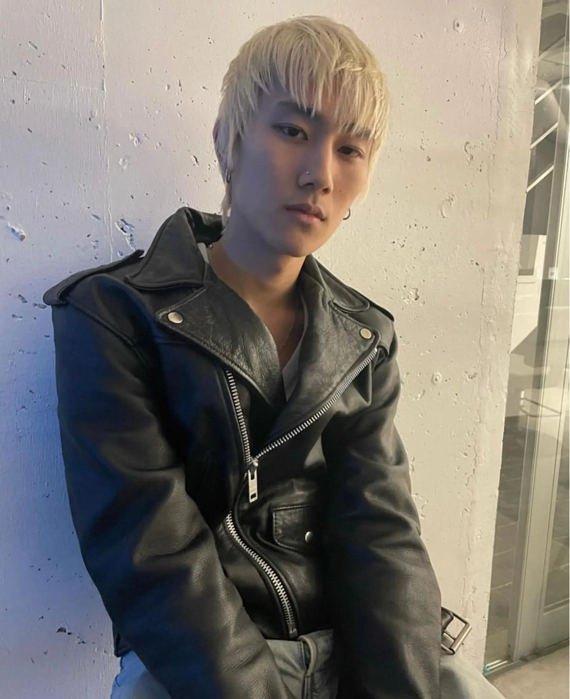 ショート カラー メンズ メンズバレイヤージュ メンズブリーチ センターパート フェードカット メンズハイライト ヘアカラー トリートメント スパイラルパーマ 🌐hina⭐️のヘアスタイル