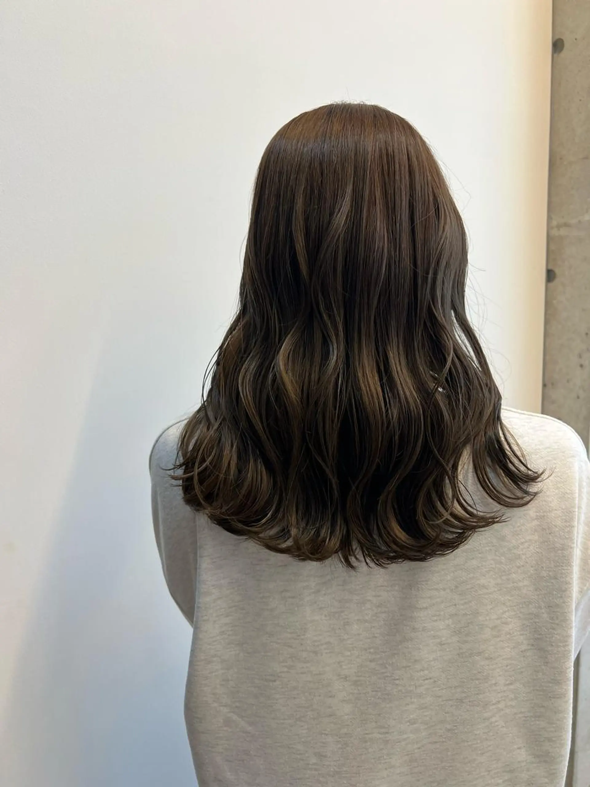 セミロング 岸田 莉奈のヘアスタイル