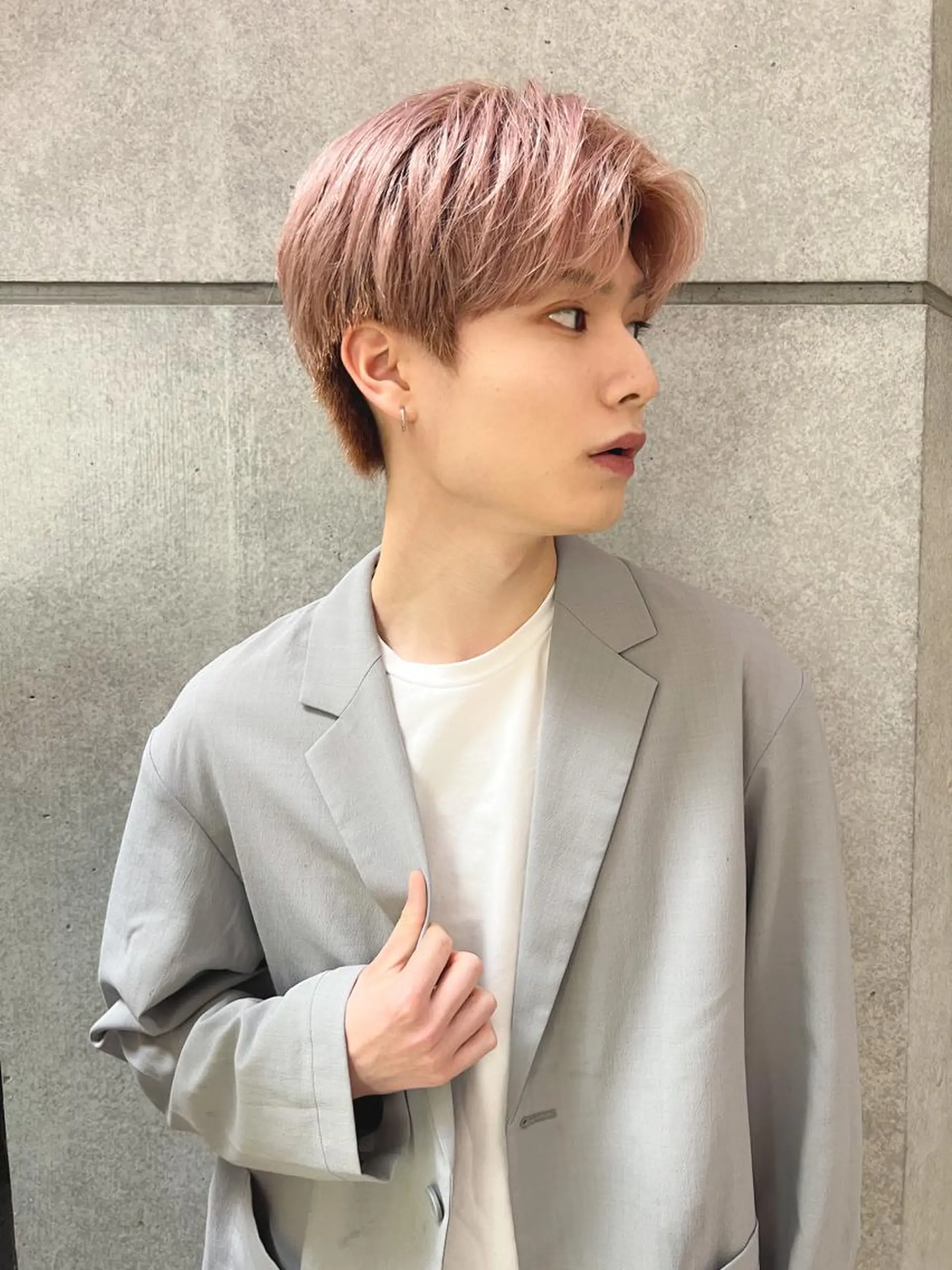 ショート カラー メンズ メンズブリーチ センターパート メンズハイトーン ベージュカラー ブリーチ カット ヘアカラー トリートメント メンズカット曲がる 縮毛矯正佐々木タクマのヘアスタイル