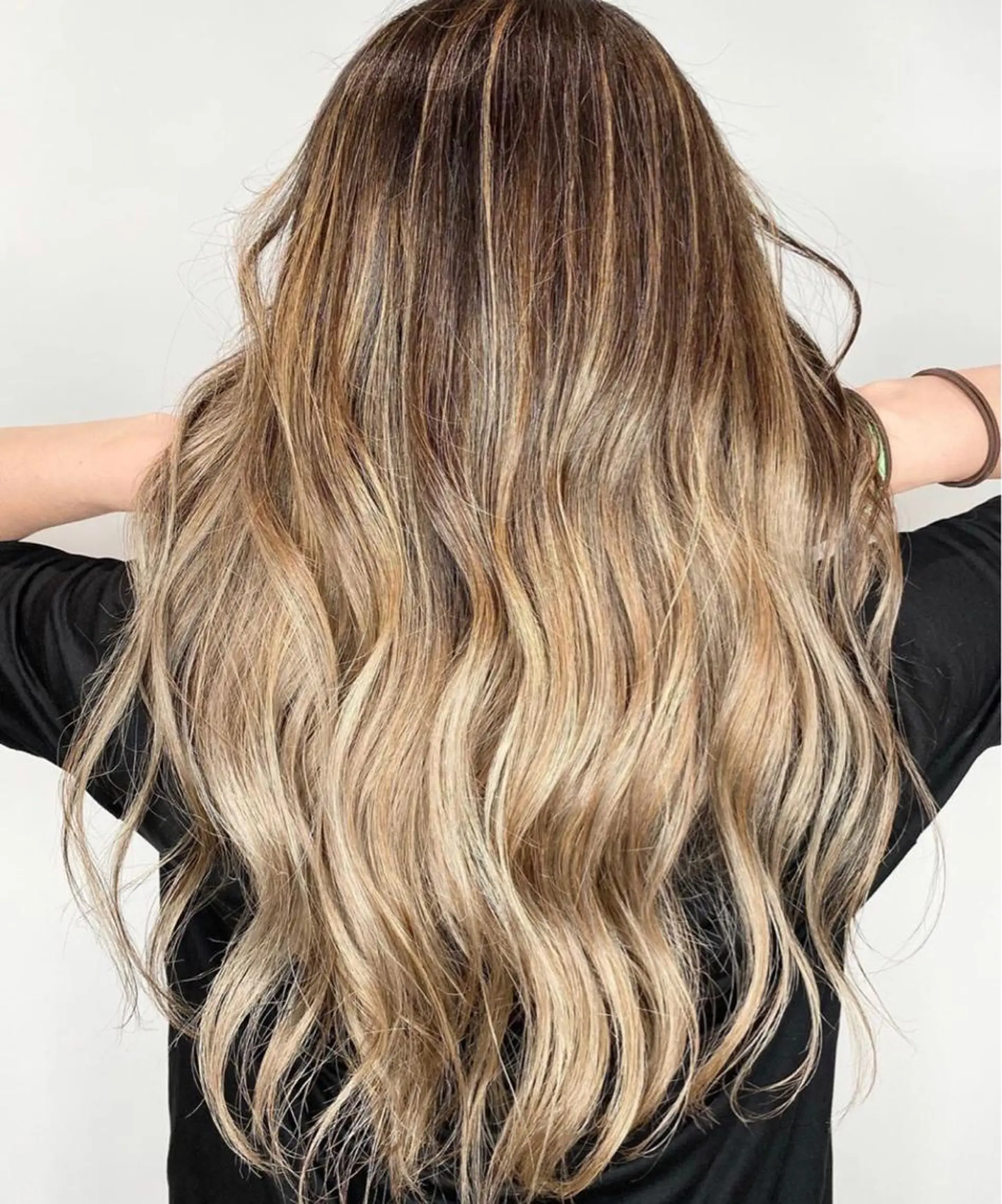 セミロング カラー ハイライトカラー 外国人風カラー ハイライト MONIQA原宿所属・デザインカラーウルフ 宙也のヘアスタイル