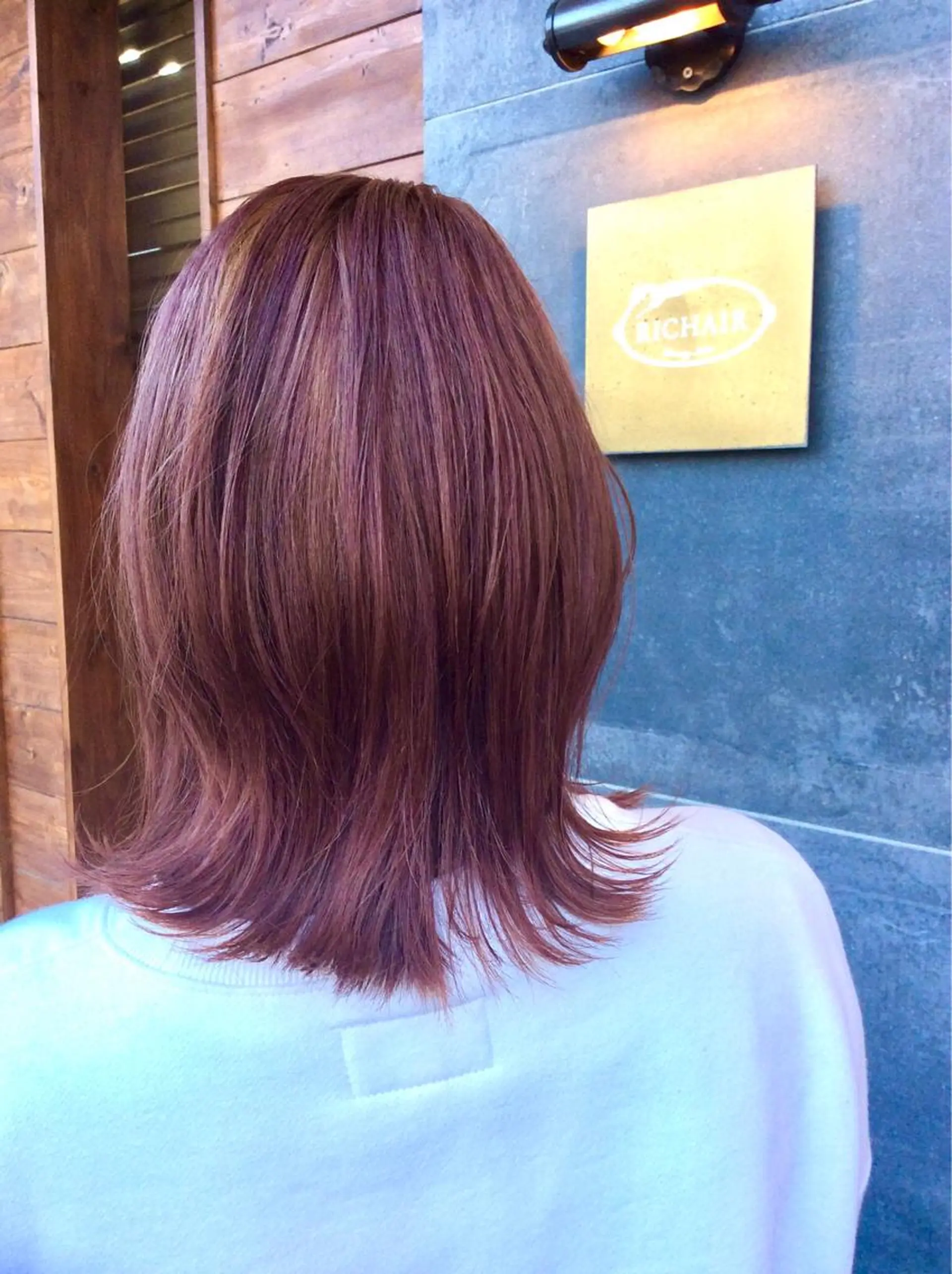 ミディアム カラー ヘアアレンジ ベージュカラー ピンクカラー ピンクベージュ くびれヘア 外ハネヘア 松井 竜輝のヘアスタイル